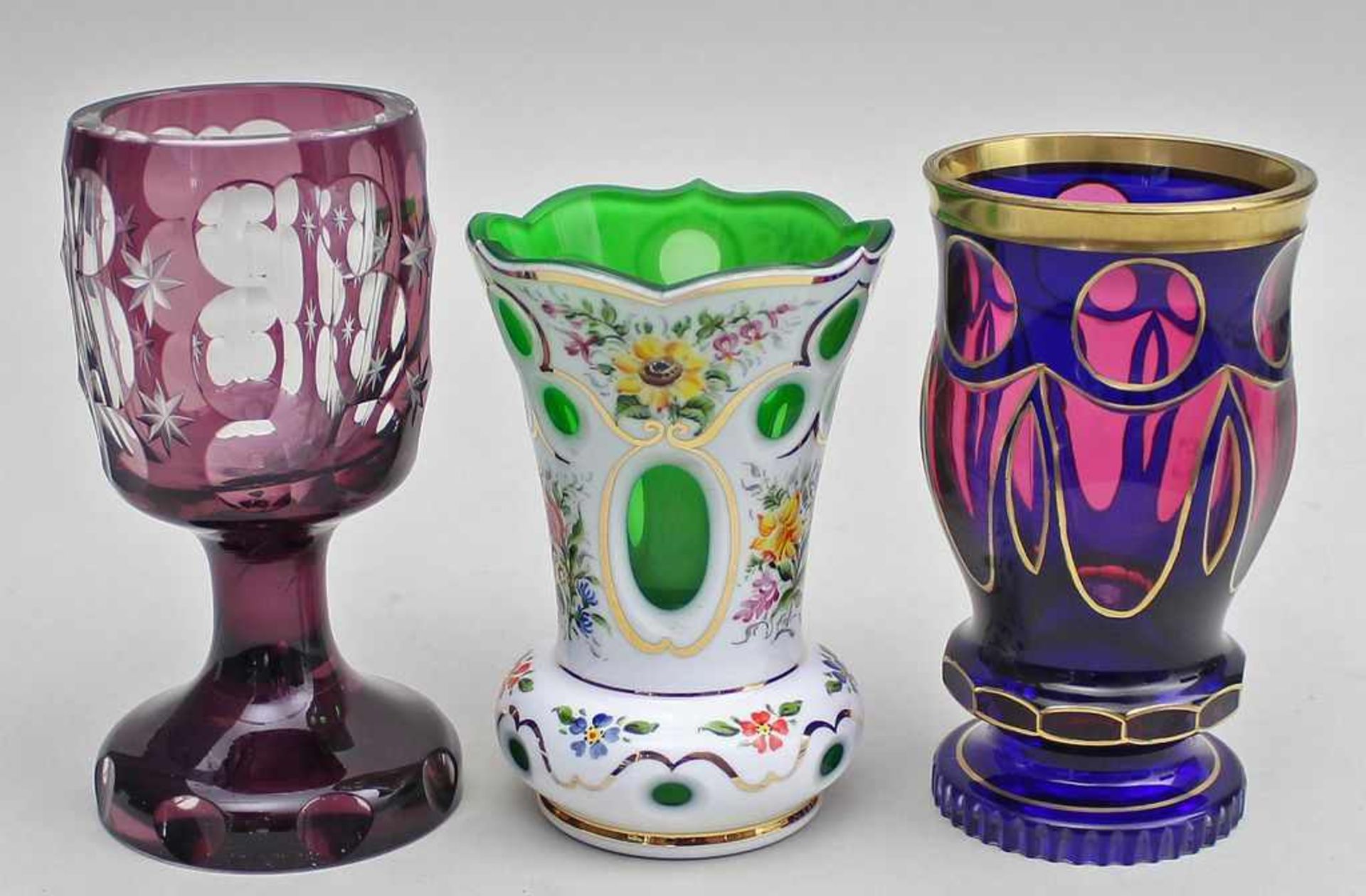 3 Becher/Vasen.Farbloses, hellgrünes und 1x rubinfarbenes Glas mit verschiedenfarbigem Überfang