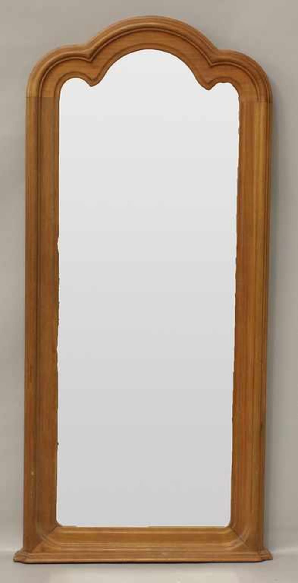 Wandspiegel (um 1900).Hölzerner Rahmen, Spiegelglas. Altersspuren. Ca. 105x 46,5 cm.
