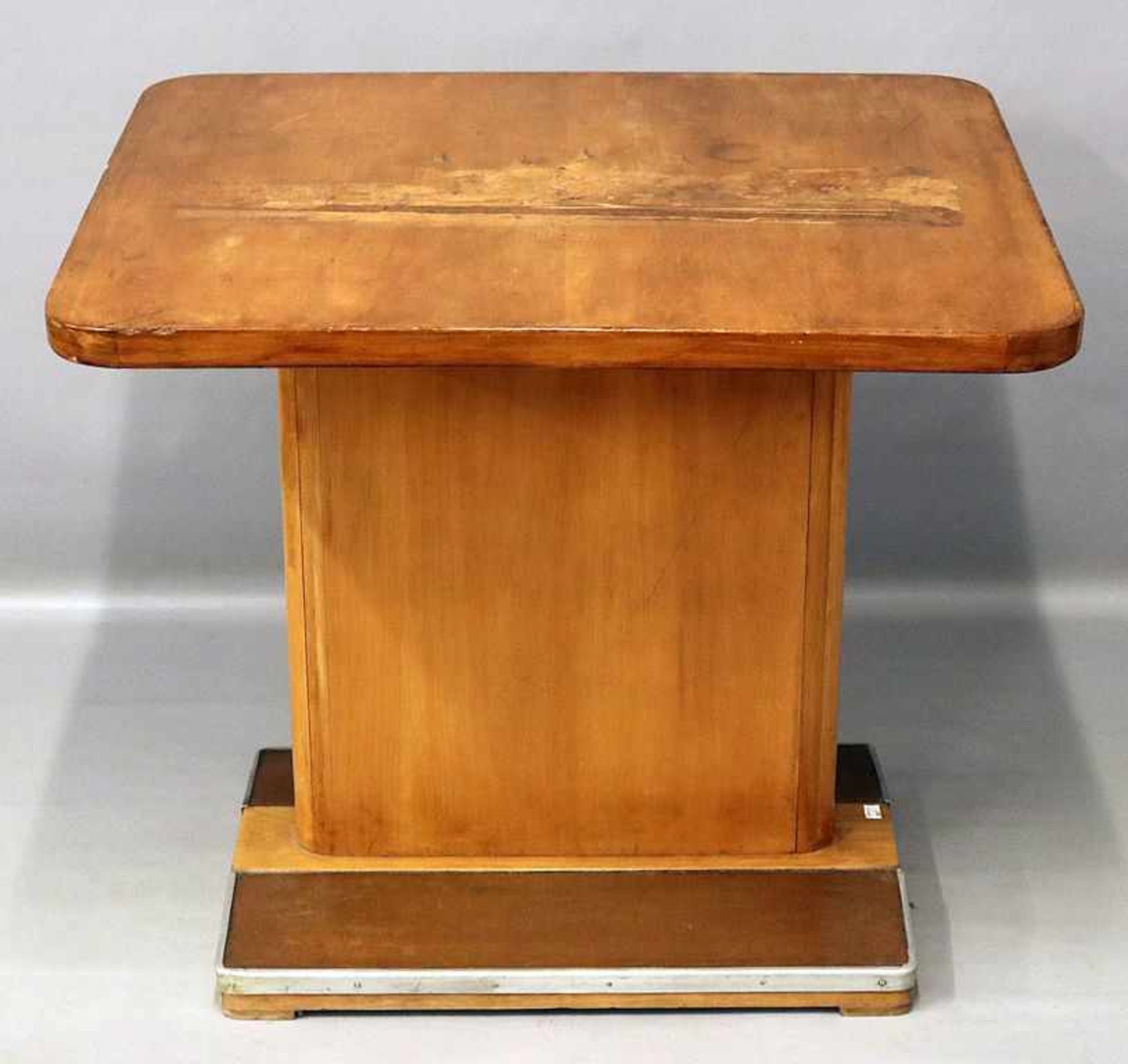 Art Deco-Beistelltisch.Hölzernes Gestell, Tischplatte mit Intarsienbild, bez. "Aschaffenburg",
