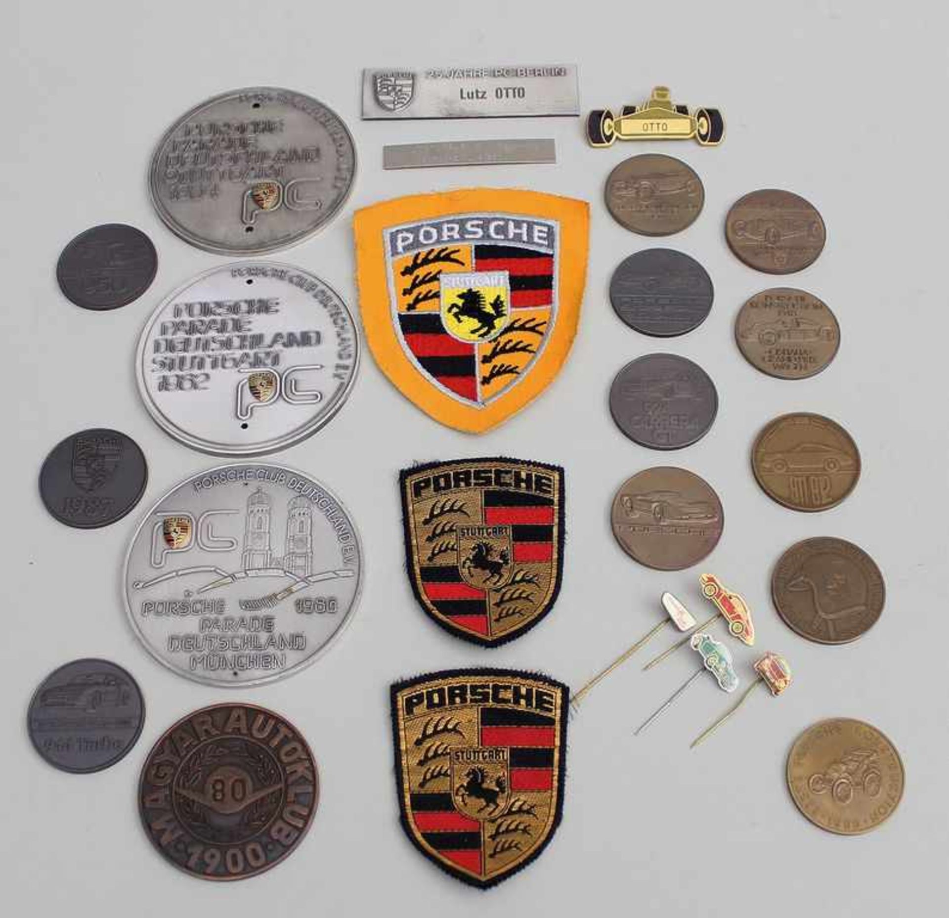 Konvolut Porsche-Plaketten,26-teilig: Anstecker und Münzen. Teilt l. Altersspuren. Hauptsächlich