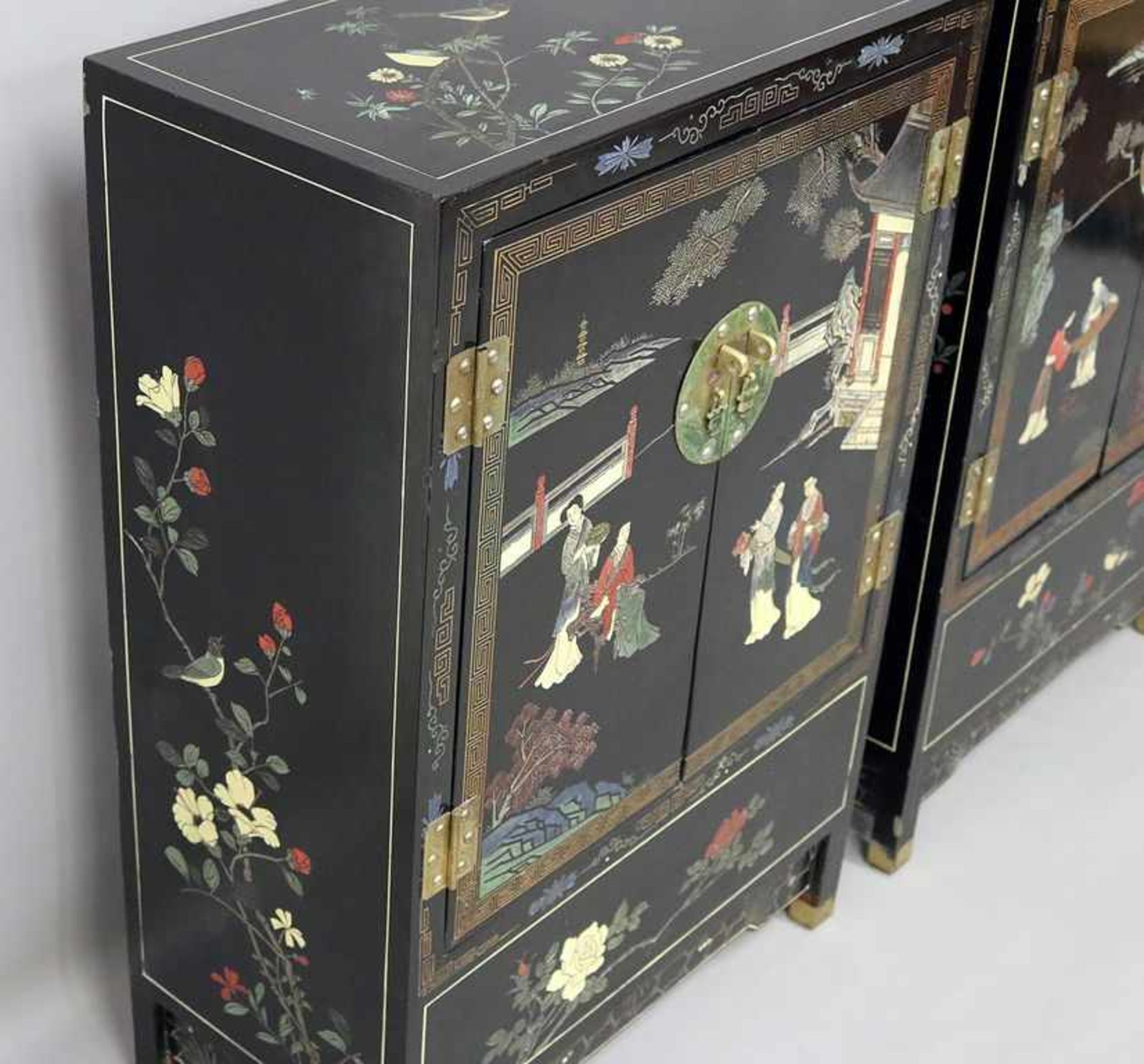 Paar Chinoiserie-Halbschränke.Holz und Masse, polychrom gefasst, reliefierte Wandung, - Bild 2 aus 2