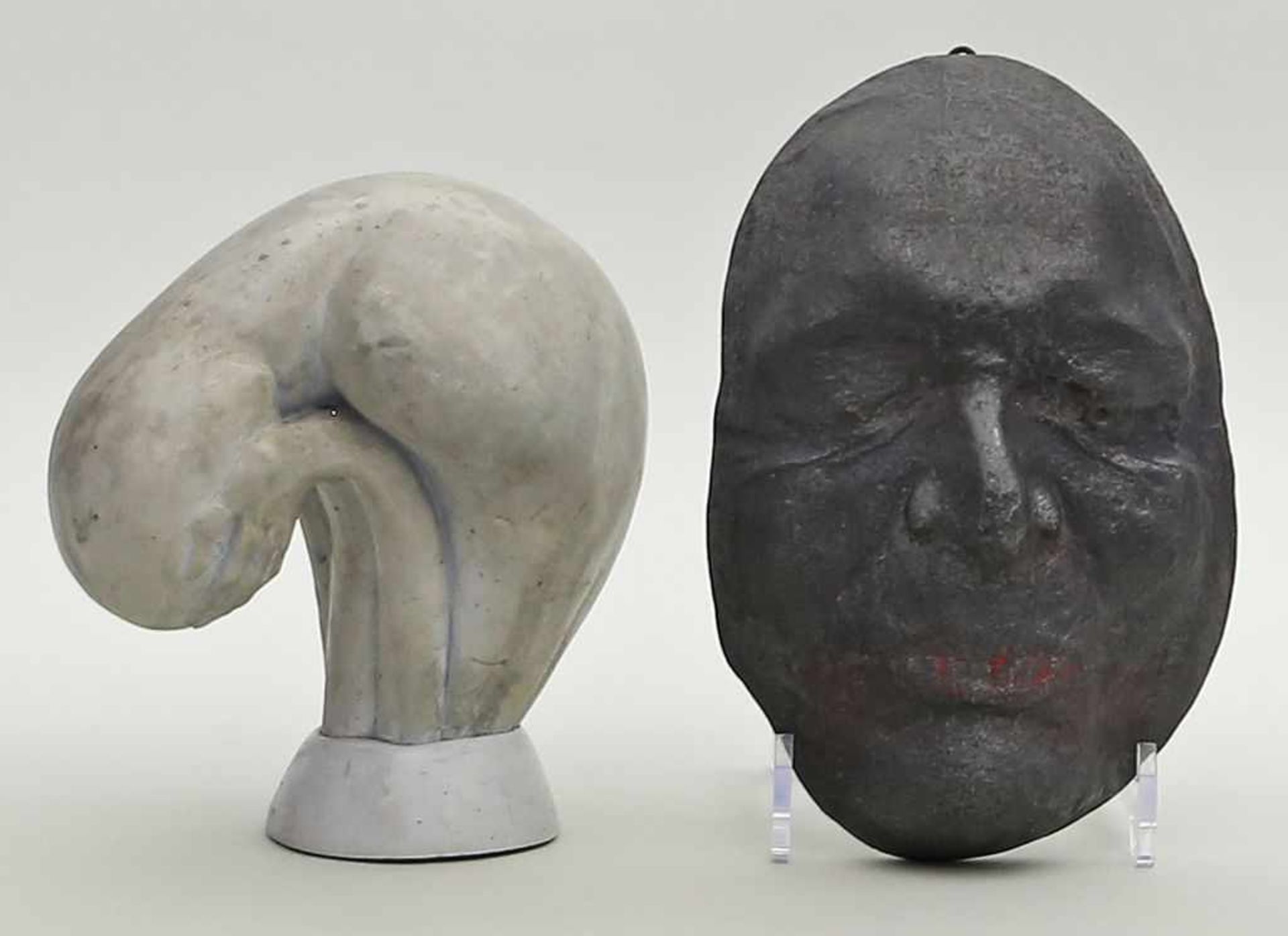 2 Skulpturen (20. Jh.).Maske mit der Darstellung von Robert Nhil, so verso betitelt und dat. 1965