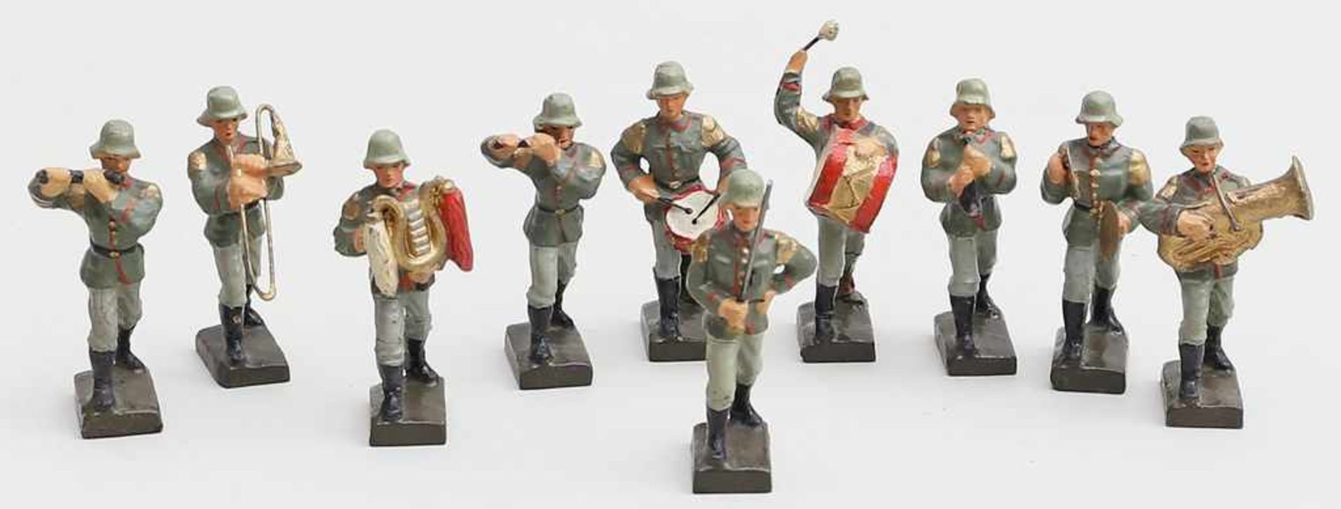 10 Lineol-Soldaten.Soldaten eines Musikcorps, Wehrmacht, 7-cm-Serie. Stärker bespielt und teils