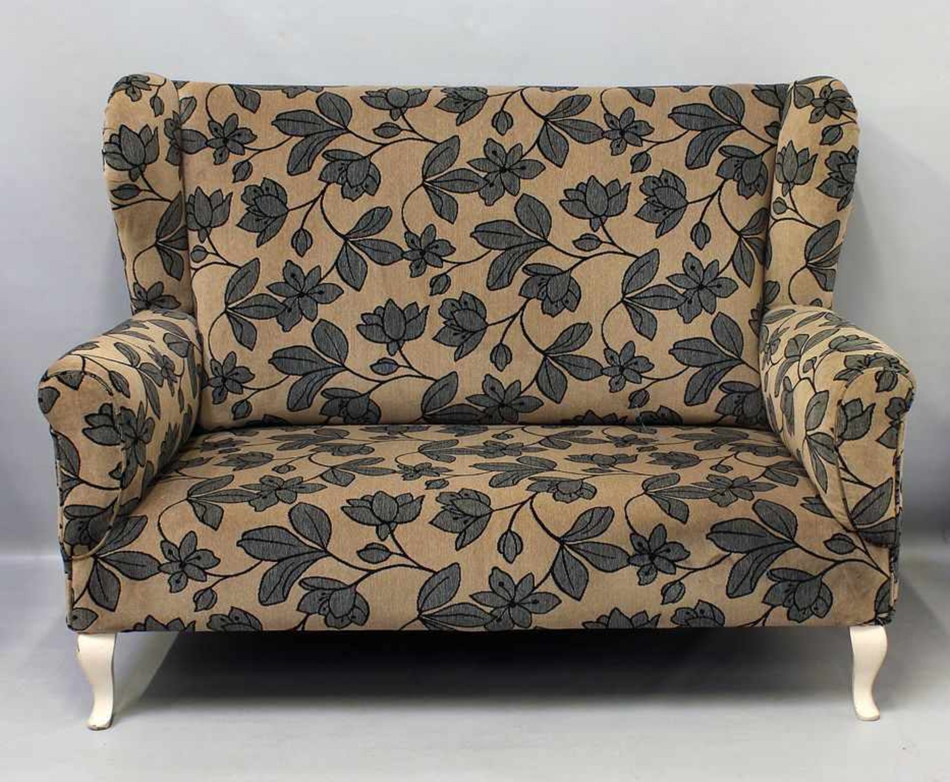 Ohrenbacken-Sofa,2-Sitzer. Gepolstertes Gestell mit polychromem Textilbezug, florales Dekor.