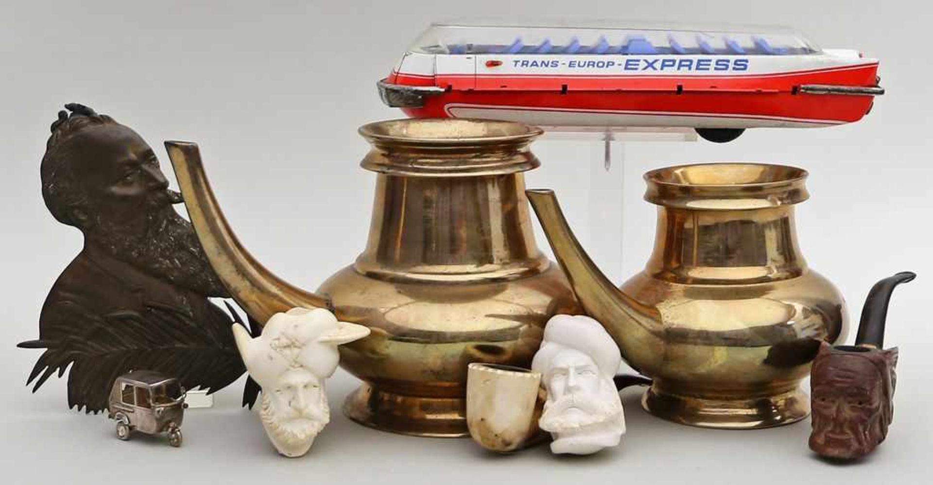 9 Teile Raritäten.Dabei: Schaumpfeifen, Öllampen, Miniatur einer indischen Bajaj, u.a. Alters- und