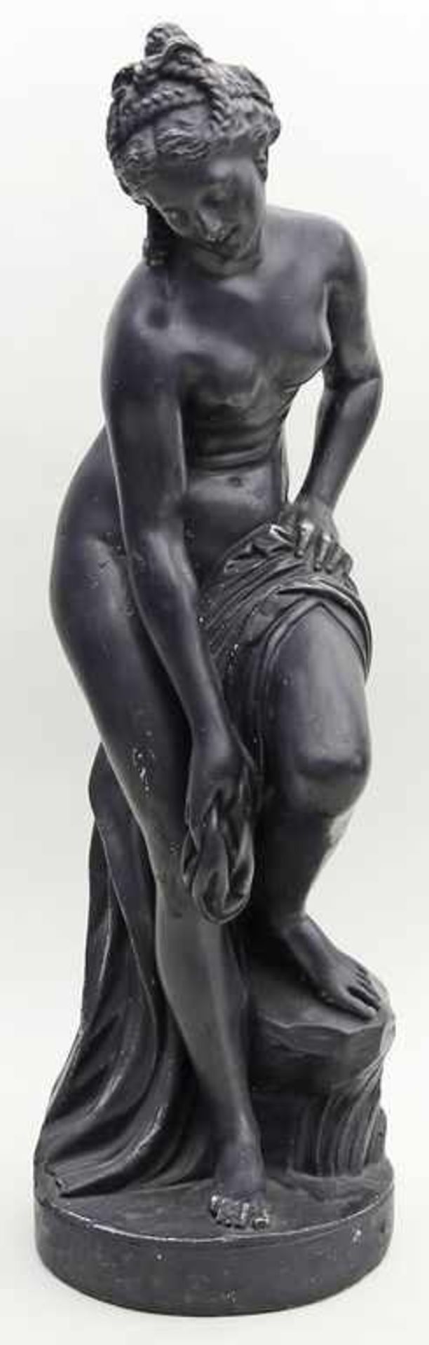 Skulptur "Venus nach dem Bade".Gips, geschwärzt. Kratzer, Sockel best. 20. Jh. H. 67 cm.