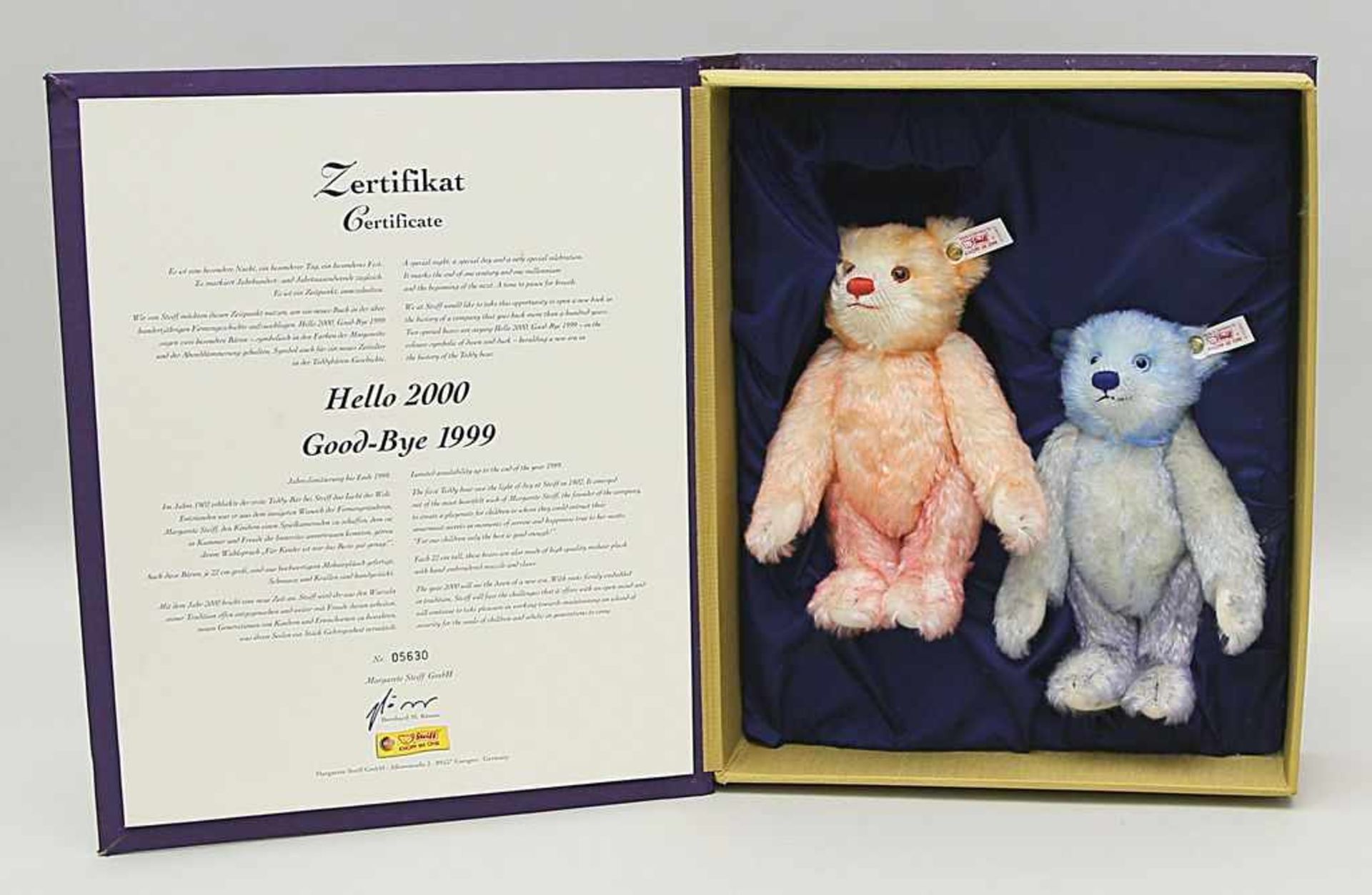 2 Teddybären "Hello 2000/Good-Bye 1999", Steiff.Hellblauer bzw. orange-apricotfarbener Mohair. Ex.