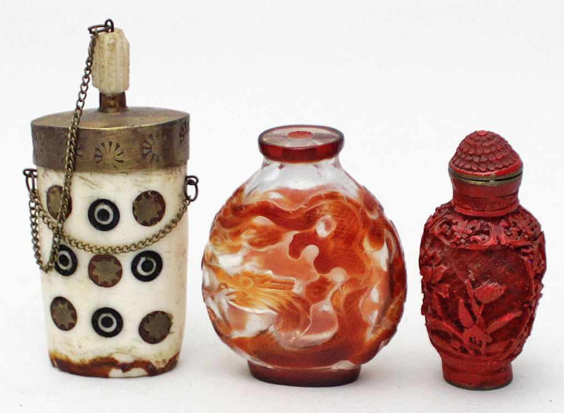 3 Snuffbottles.Pekingglas (ohne Stopfen), Rotlack und Bein mit Messingmontage (Boden fehlt). China