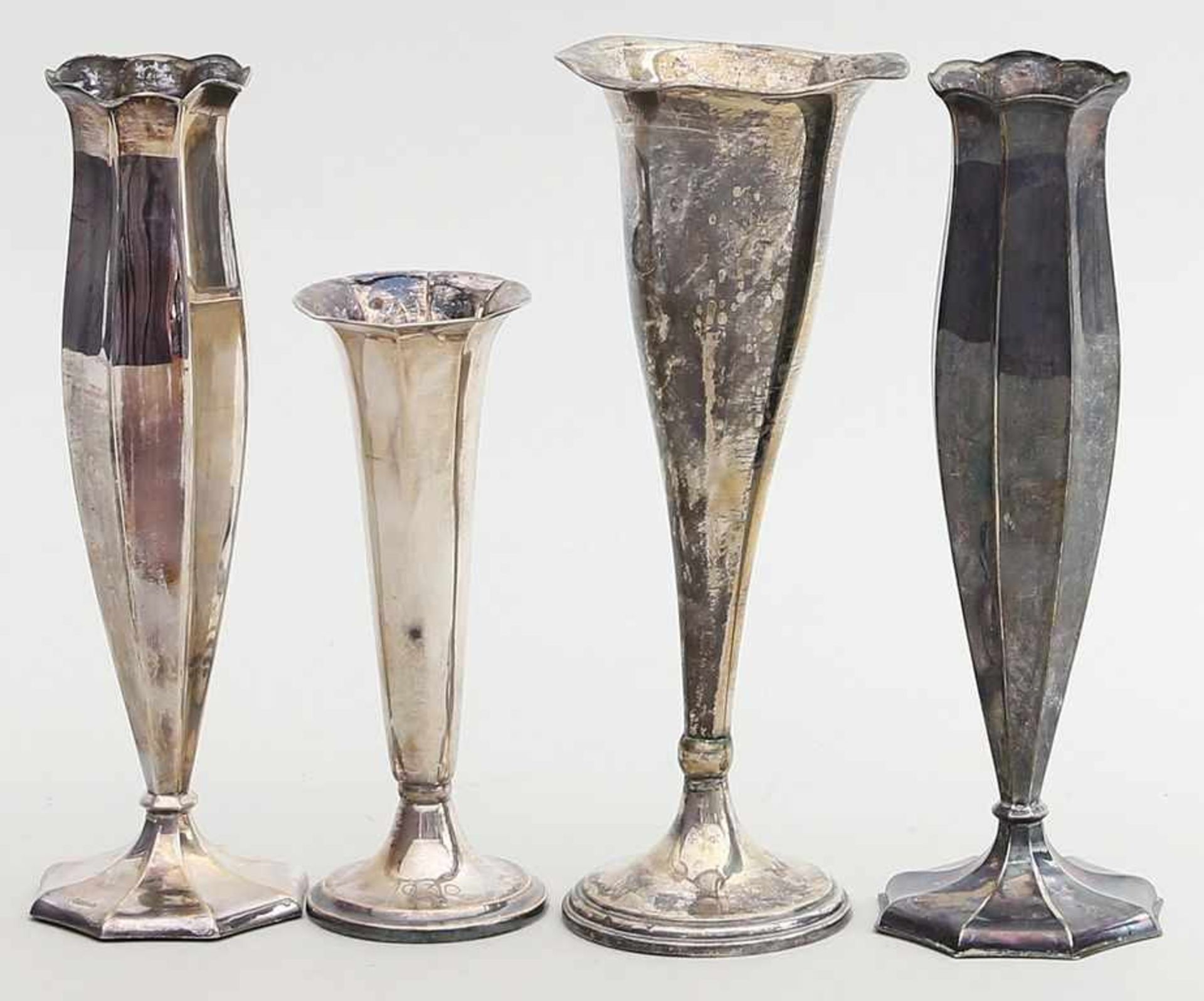 4 Vasen, einmal als Paar.800/000 bzw. 835/000 Silber, brutto 252 g (da 3x gefüllt). Trompetenförmige