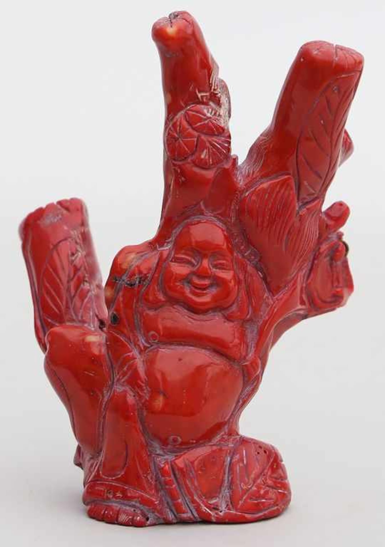 Skulptur "Buddha, unter Baum stehend".Koralle, wohl rot gefärbt. L. best. China. H. 15 cm.