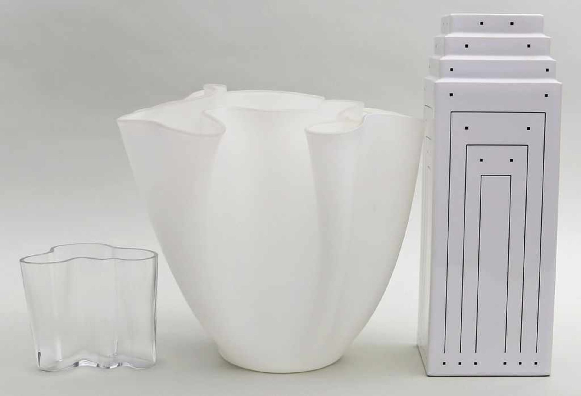 Fazzoletto-Vase.Glas, weiß gefasst. L. Alters- und Gebrauchsspuren. 20. Jh. H. 23, D. 26 cm.