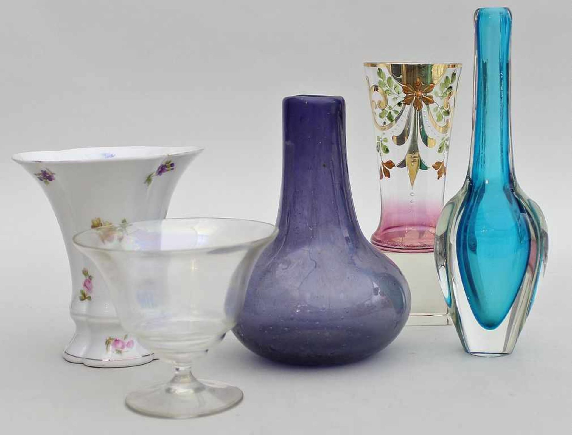 Becher und 4 div. Vasen.Glas bzw. Porzellan, teils farbig staffiert. Becher best. 20. Jh. H. 10