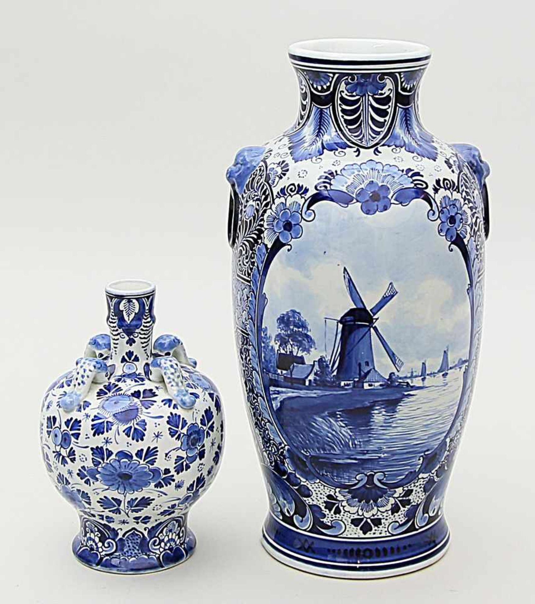 Zwei Vasen, Delft.Fayence. Verschiedene Formen, einmal mit seitlich reliefierten Löwenköpfen (Hals - Bild 2 aus 2