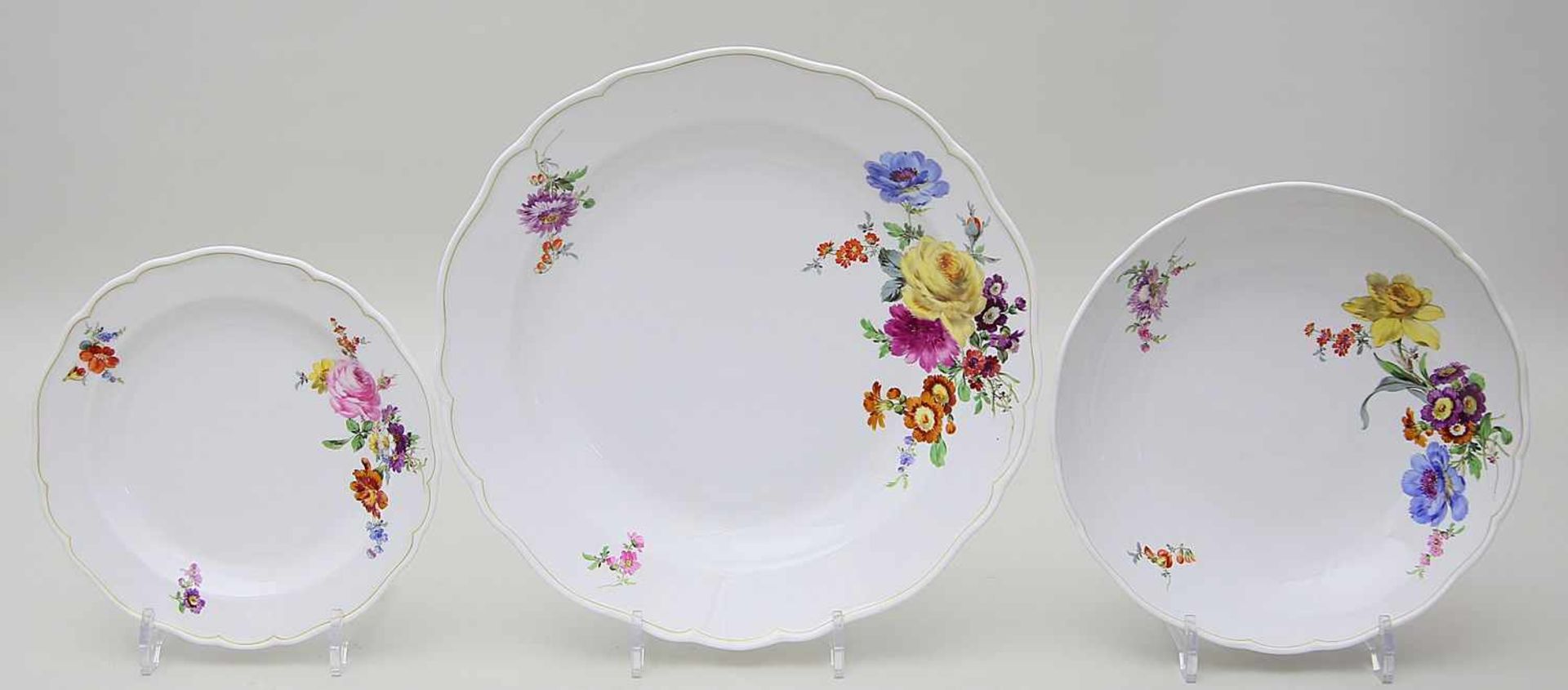 Zwei runde Schalen und Teller, Meissen,"Neuer Ausschnitt". Bunte Blumenbouquetmalerei, seitlich.