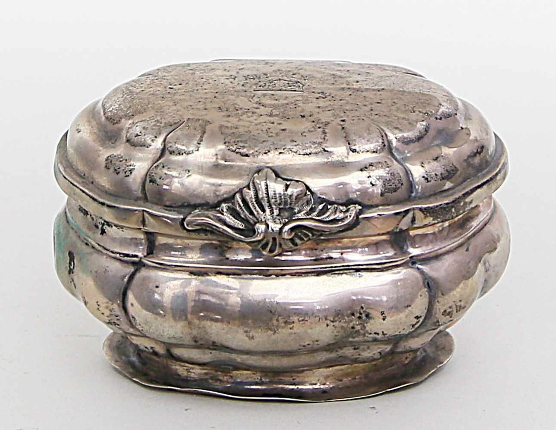 Barocke Zuckerdose.Silber, 211 g. Ovale, gebauchte, godronierte Wandung auf ovalem, kurzen Stand.