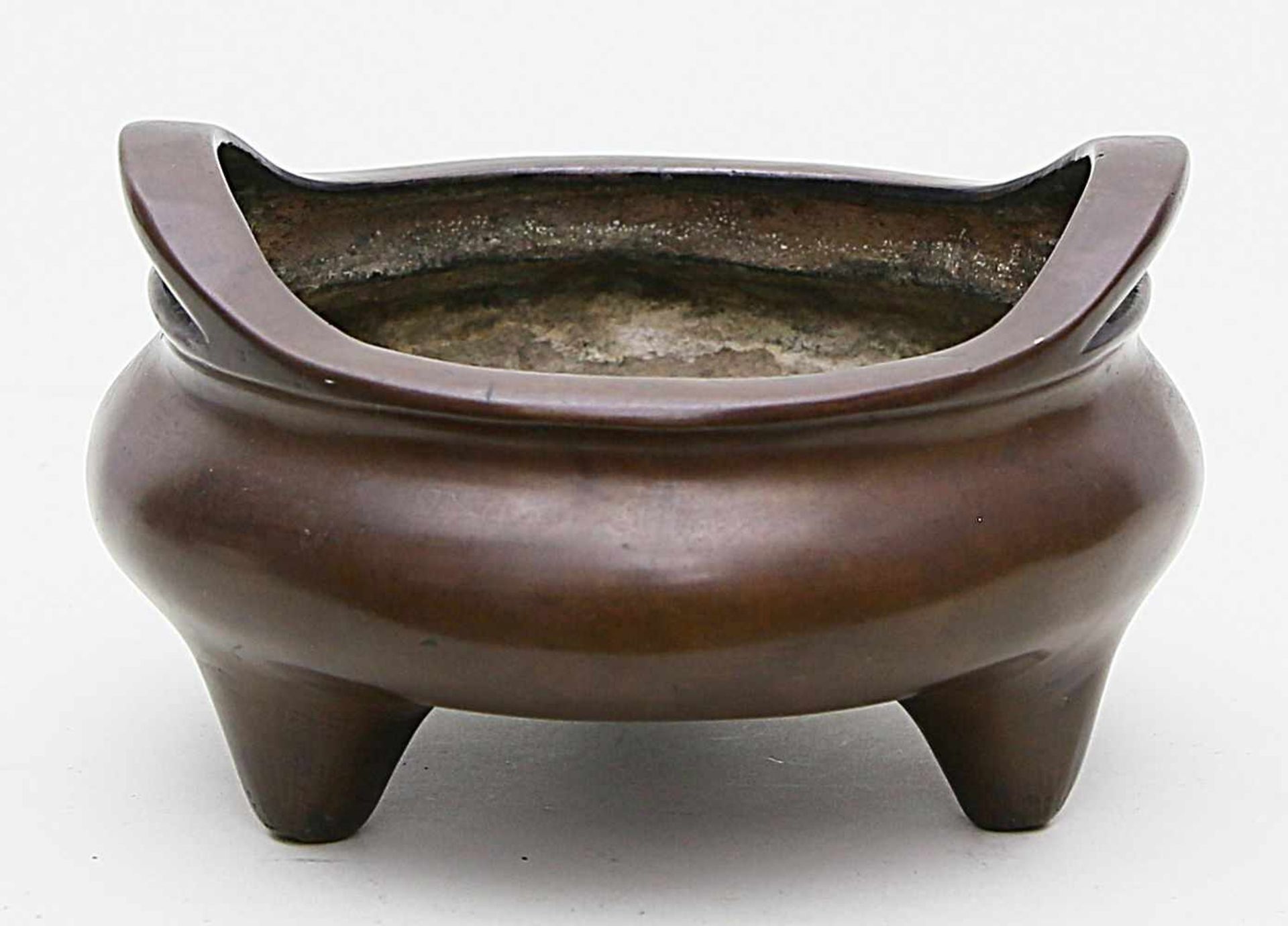 Weihrauchbrenner.Bronze mit brauner Patina, 1.906 g. Runde Form mit seitlichen Handhaben, auf drei