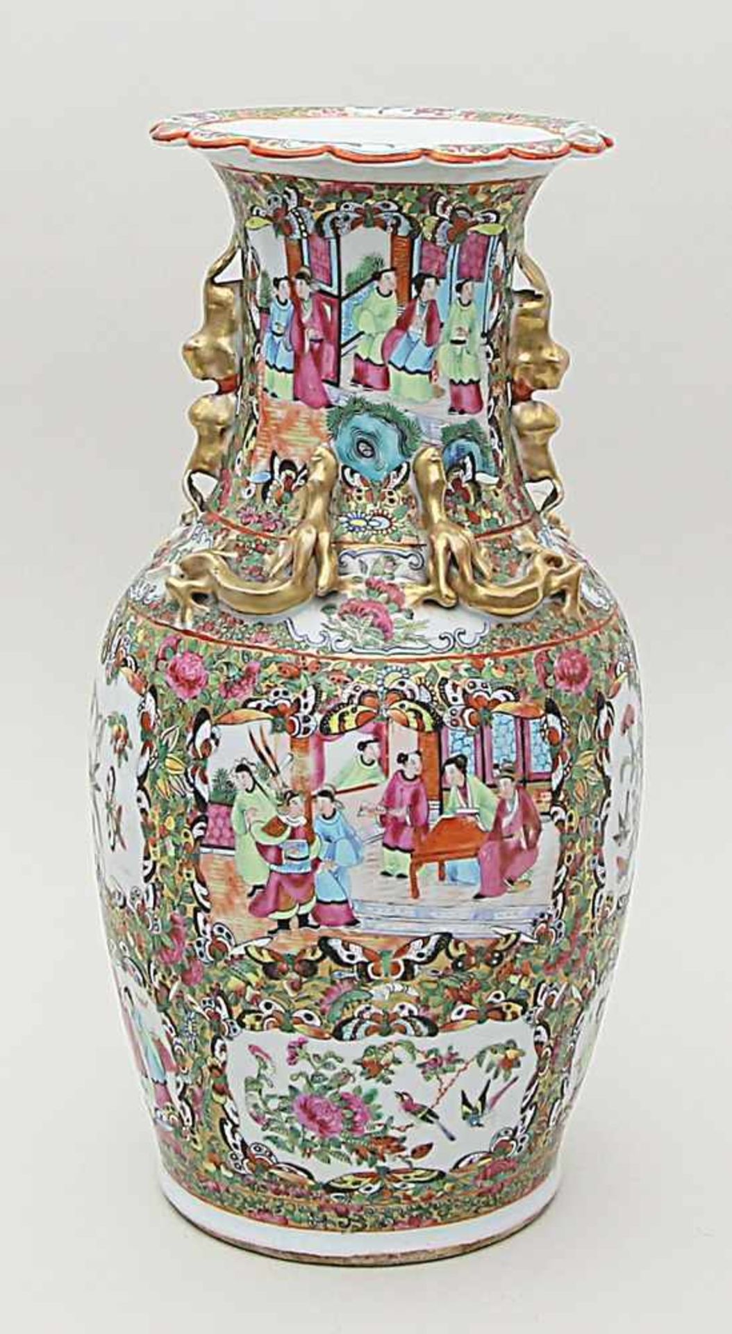 Kanton-Vase.Porzellan. Eiförmig gebauchter Korpus mit eingezogenem Hals und ausgestelltem, passig