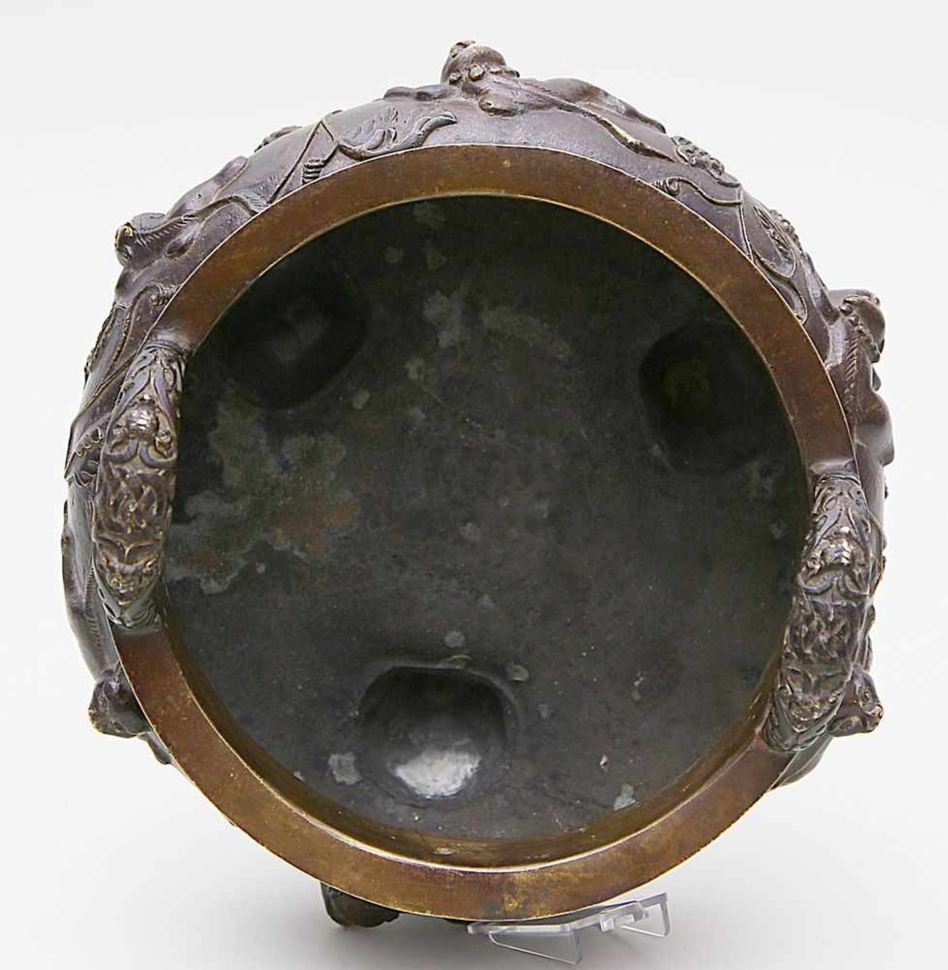 Großer Weihrauchbrenner mit Elefanten.Bronze mit brauner Patina, ca. 4.270 g. Runde, gebauchte - Bild 3 aus 4