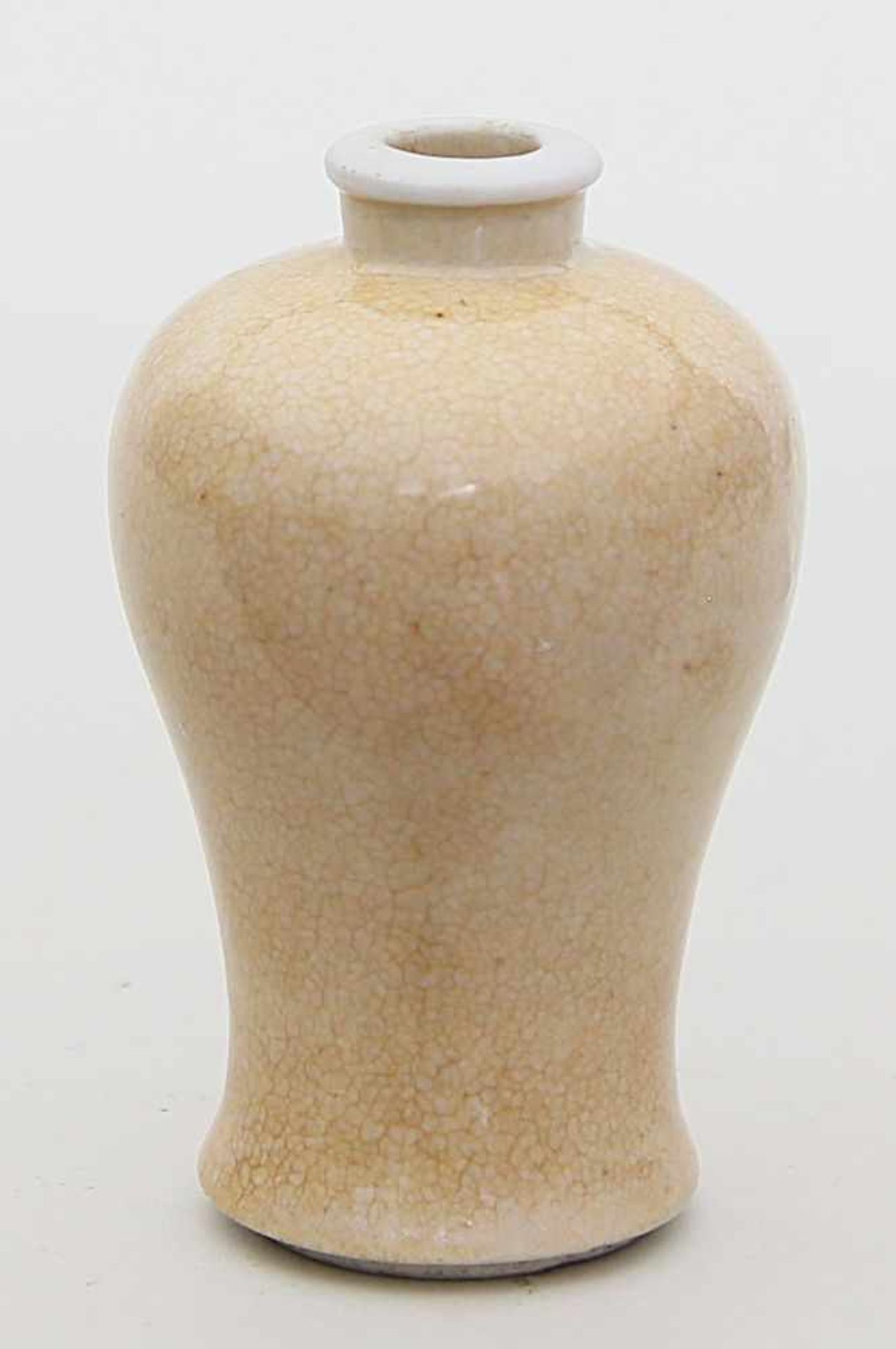 Kleine Meiping-Vase.Porzellan- Außenwandung mit Krakeleédekor. Boden mit Ring-Marke, China. H. 12