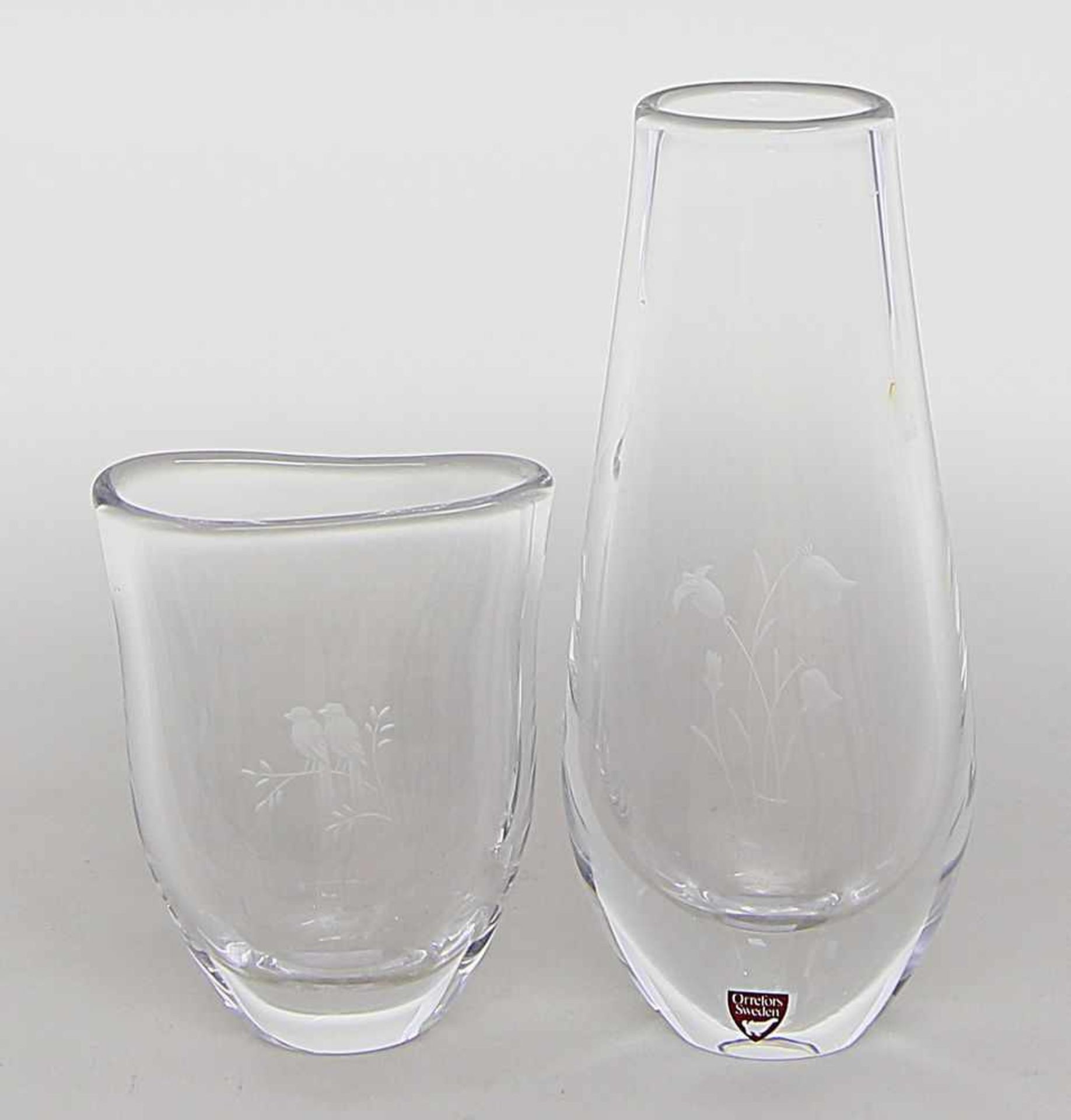 Zwei Vasen.Farbloses Kristall. Verschiedene Formen, schauseitig stilisierte Blumen bzw. Vogelpaar