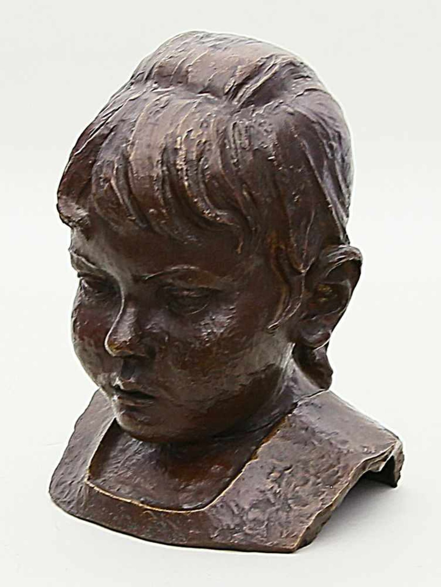 Peters (20. Jh.)Mädchenbüste. Braun patinierte Bronze, auf Schulter sign. PETERS. H. 24 cm.