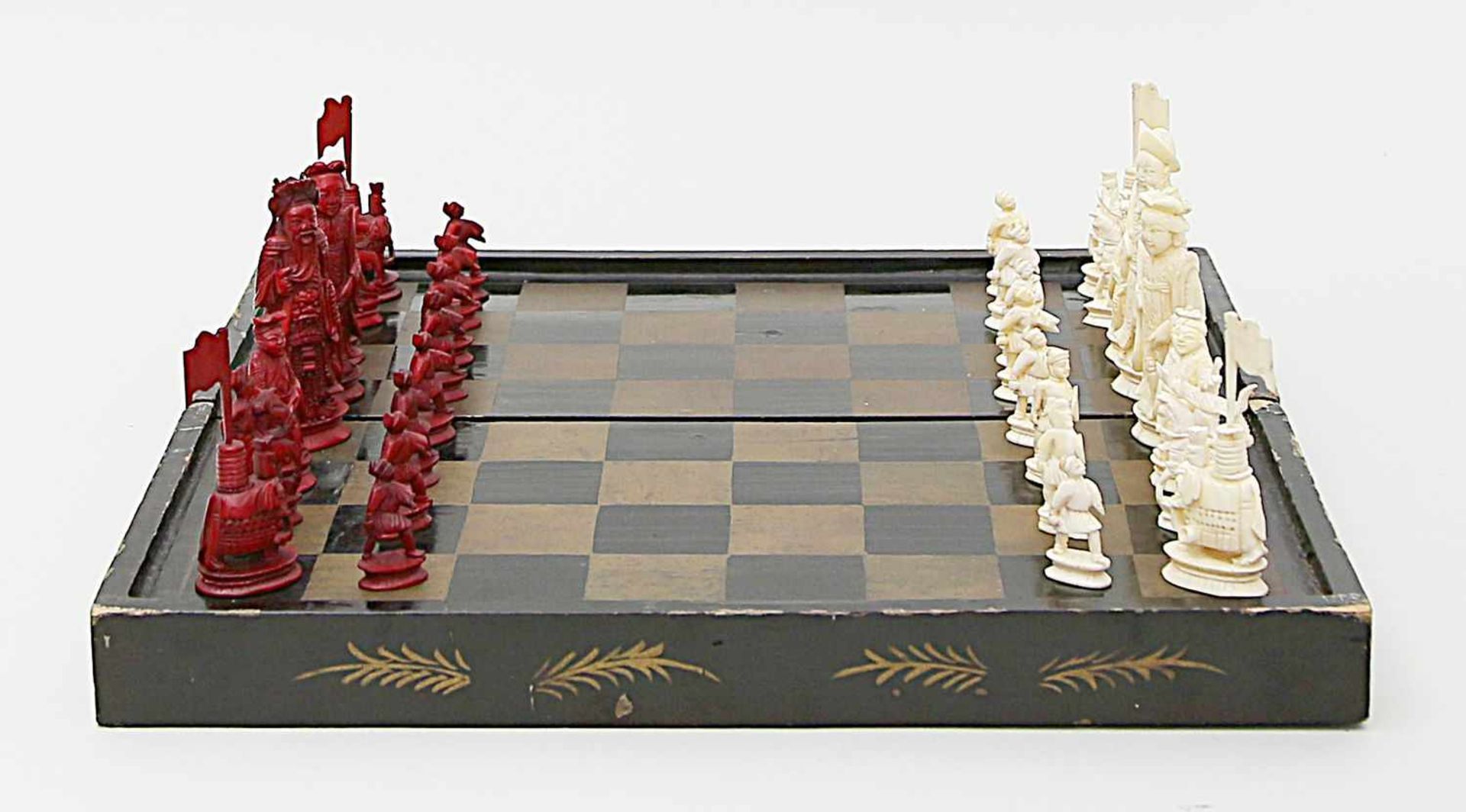 Schachspiel mit 32 Schachfiguren und Spielbrett.Elfenbein und Walrosszahn, geschnitzt. Die Figuren