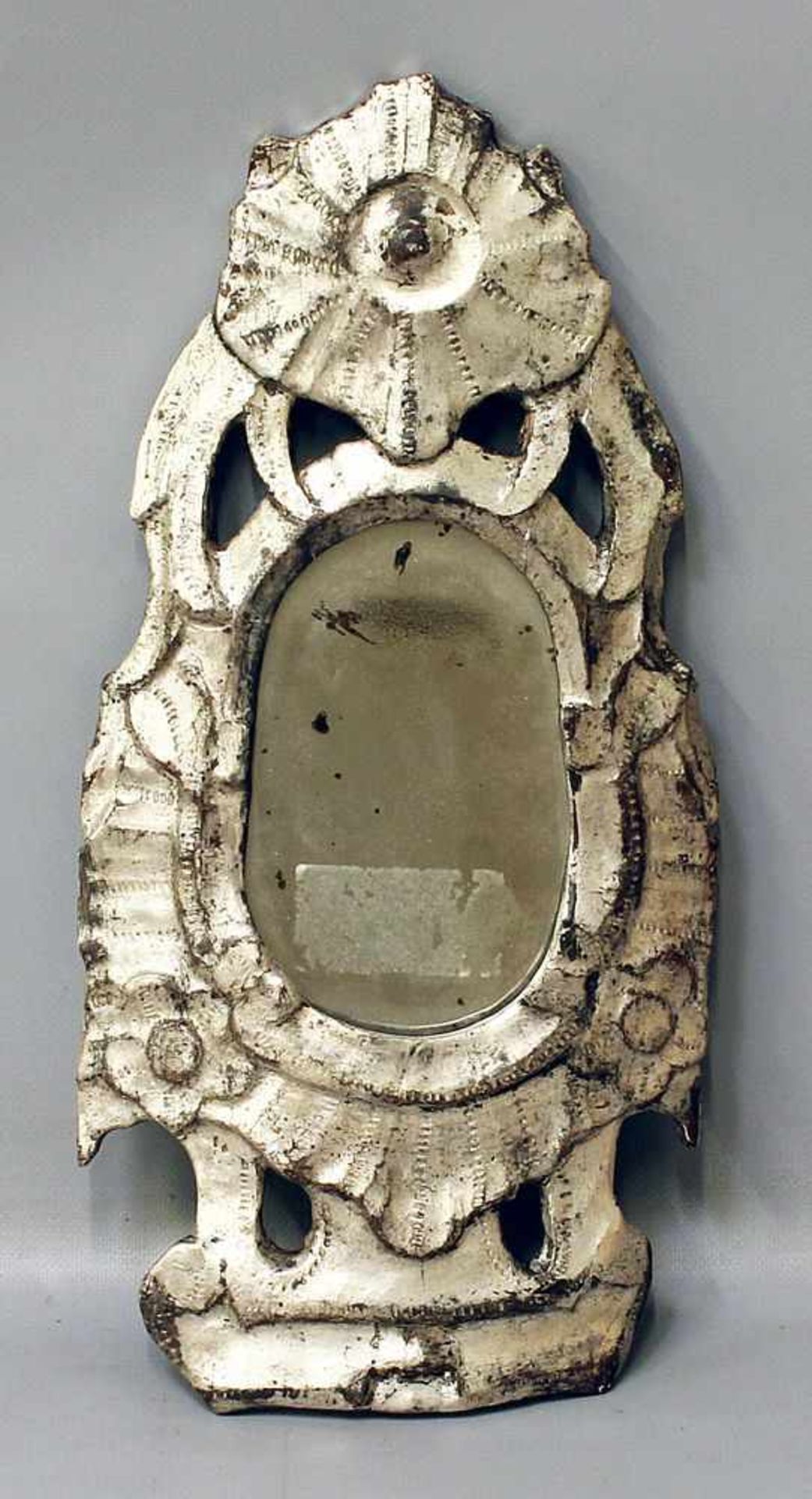 Barock-Spiegel (Italien, 17./18. Jh.)Holz versilbert. Schildform mit geschnitzten Blumen und