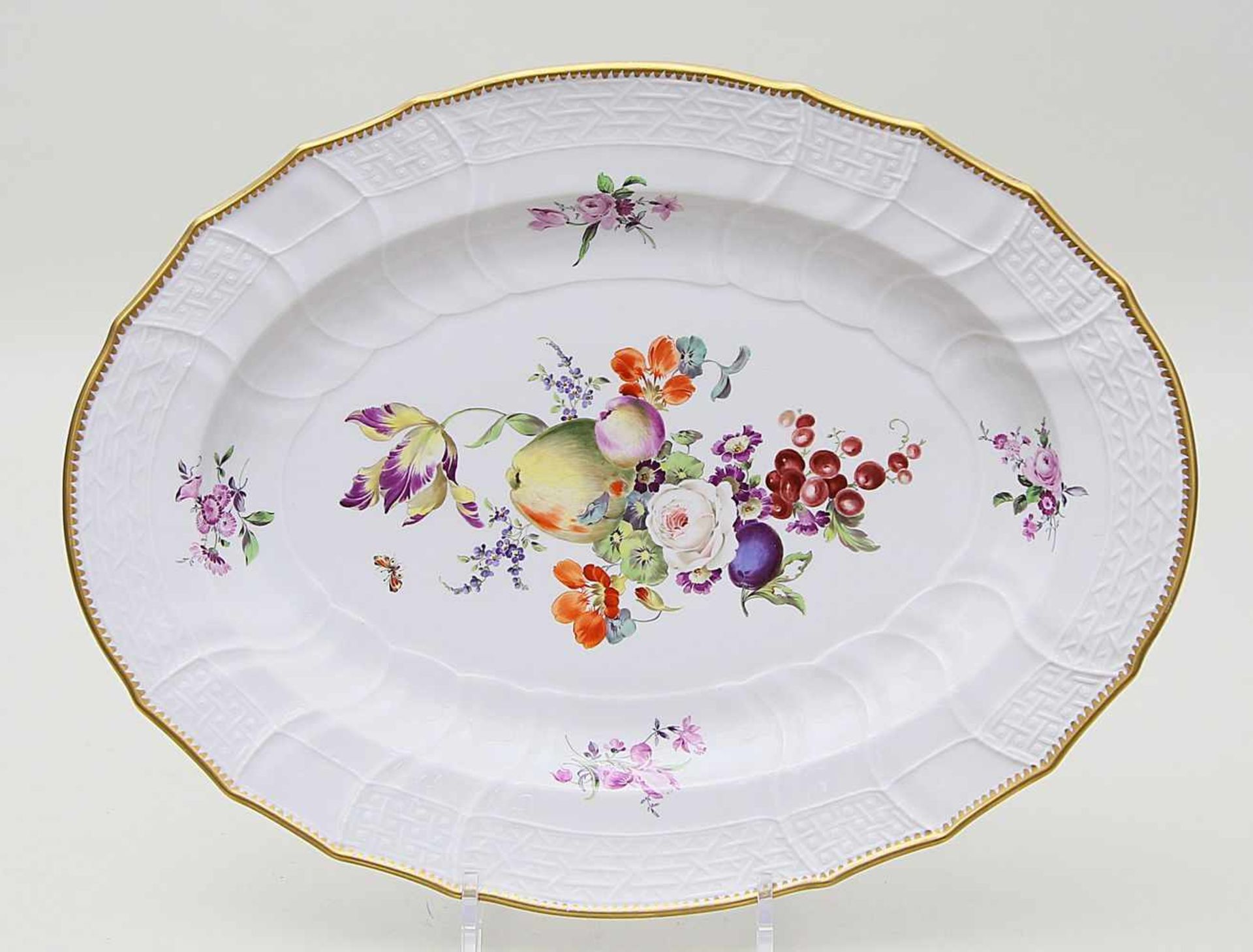 Ovale Platte, Meissen,"Neubrandenstein". Bunt gemaltes Blumen- und Früchtebouquet, Goldzahnkante.