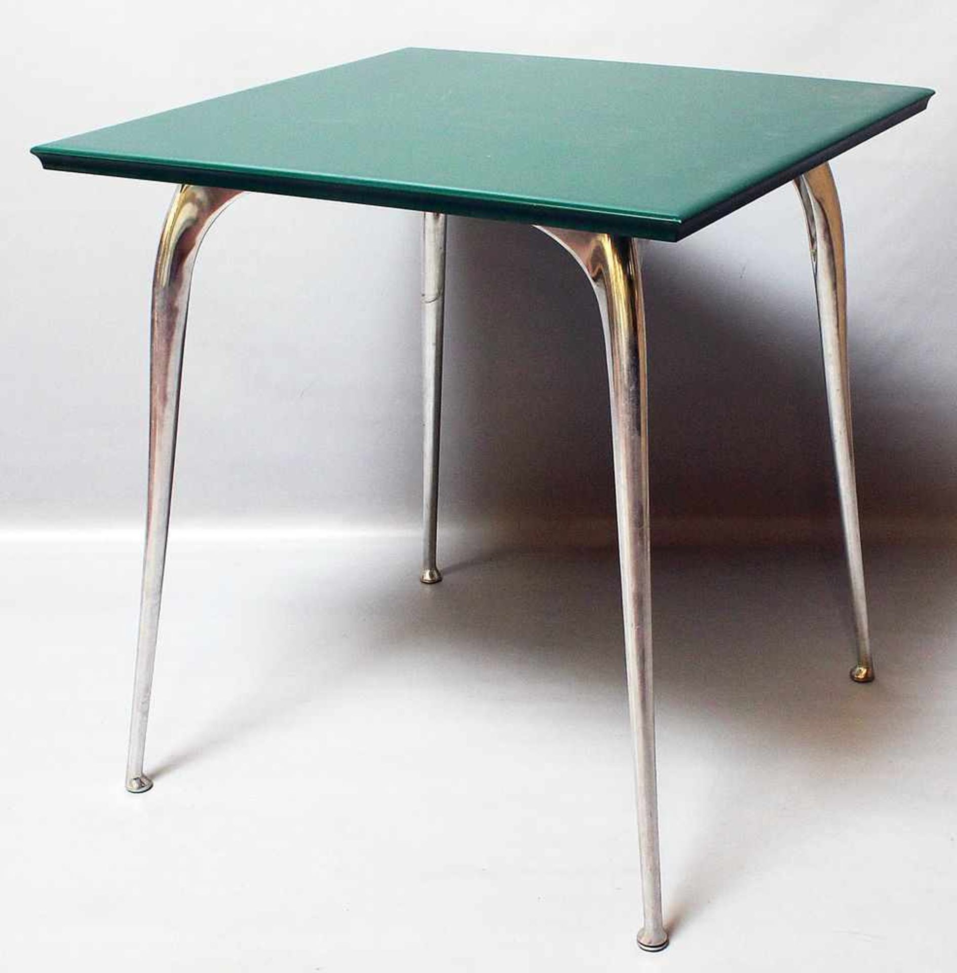 Starck, Philippe (geb. 1949 Paris)Tisch "Louise". Platte aus Kunststoff, Beine aus Aluminiumguss.