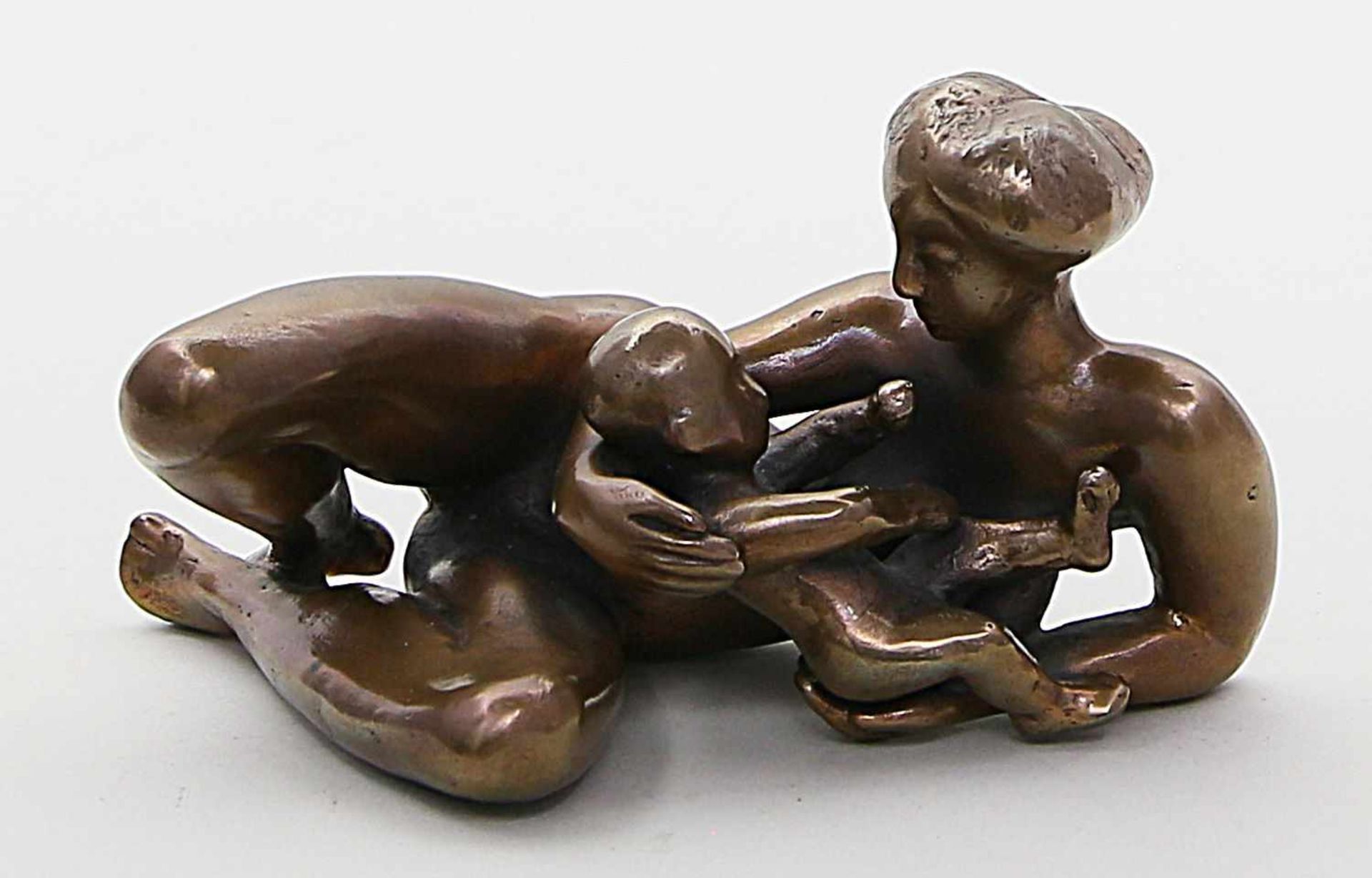 Krause, Karl-Heinz (geb.1924 Angermünde)Mutter mit Kind. Bronze, hell patiniert. Auf der