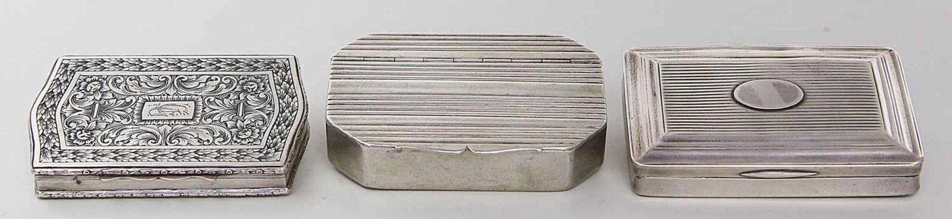 Drei Tabatieren.Silber, teils lötig gestempelt, 277 g. Verschiedene Ausführungen mit