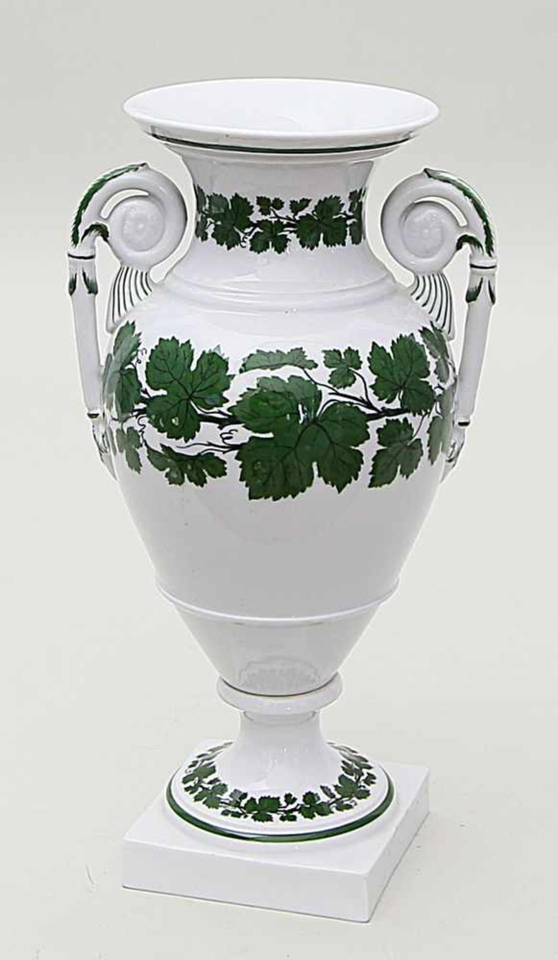 Amphorenvase, Meissen.Grünes Weinlaubdekor. Schwertermarke Meissen, 20. Jh. 3. Wahl. H. 29 cm.