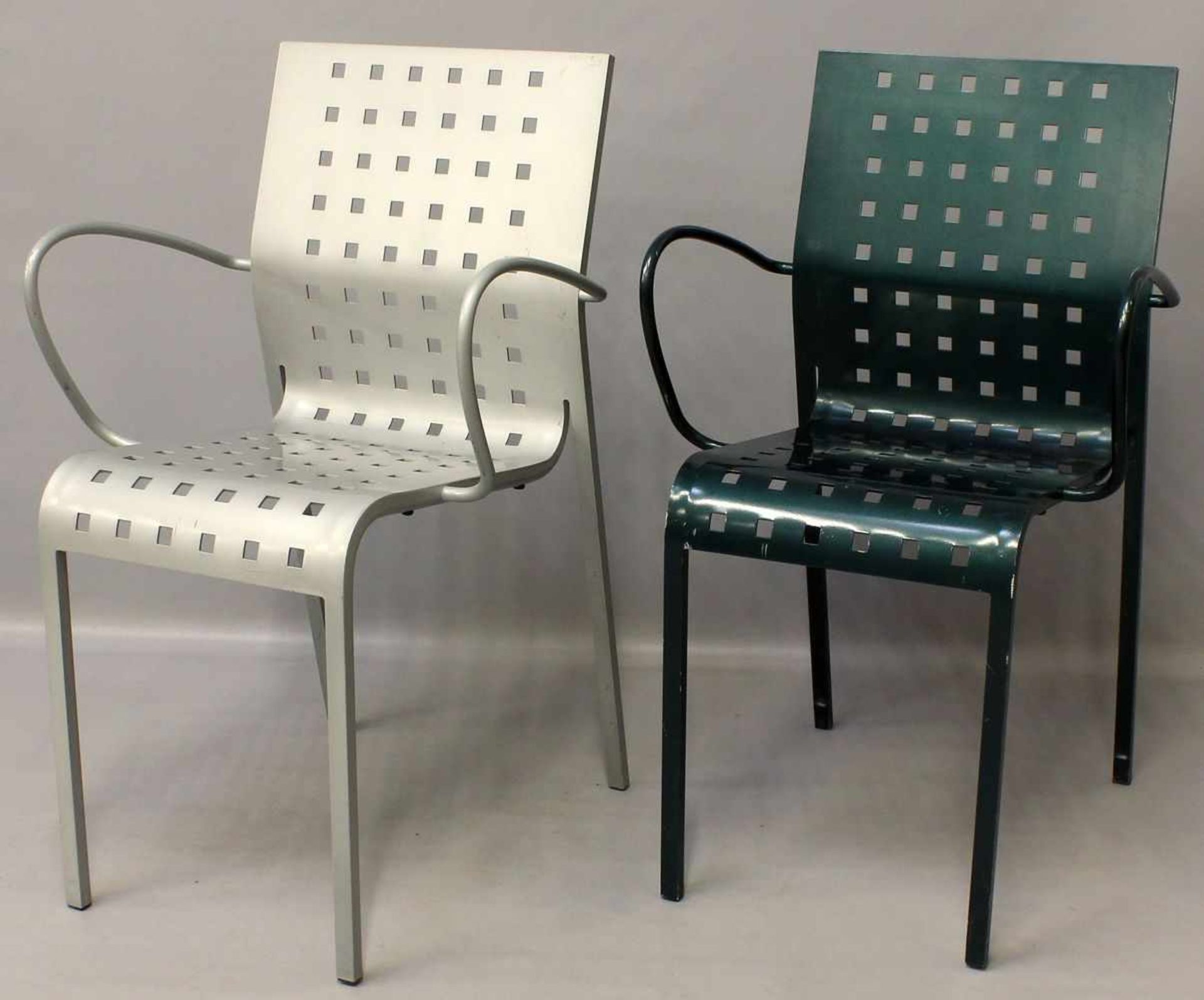 Arosio, Pietro (geb. 1946 Lissone)Zwei Stühle "Mirandolina" mit Armlehnen. Metall, silbern bzw. grün