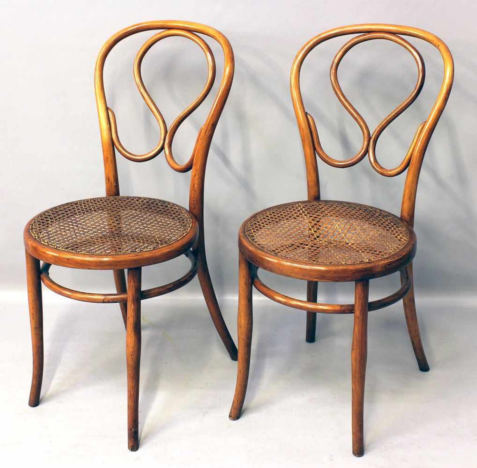 Paar Stühle, J&J Kohn.Bugholz, geflochtene Sitzfläche (1x l. besch.). Alters- und Gebrauchsspuren,