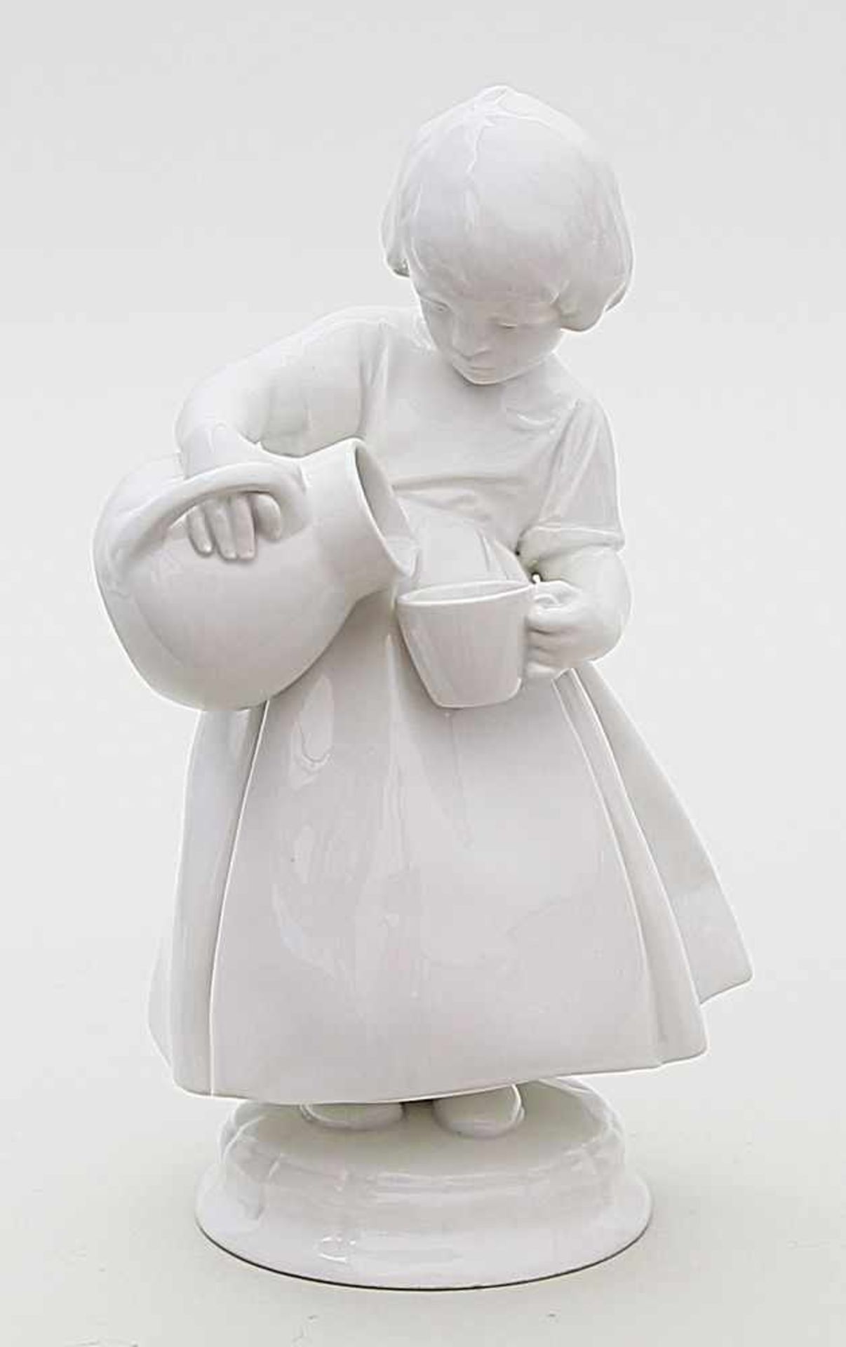 Fritzsche, Martin (geb 1880)Skulptur "Mädchen mit Milchkrug". Porzellan, weiß. Sockel sign., Form-