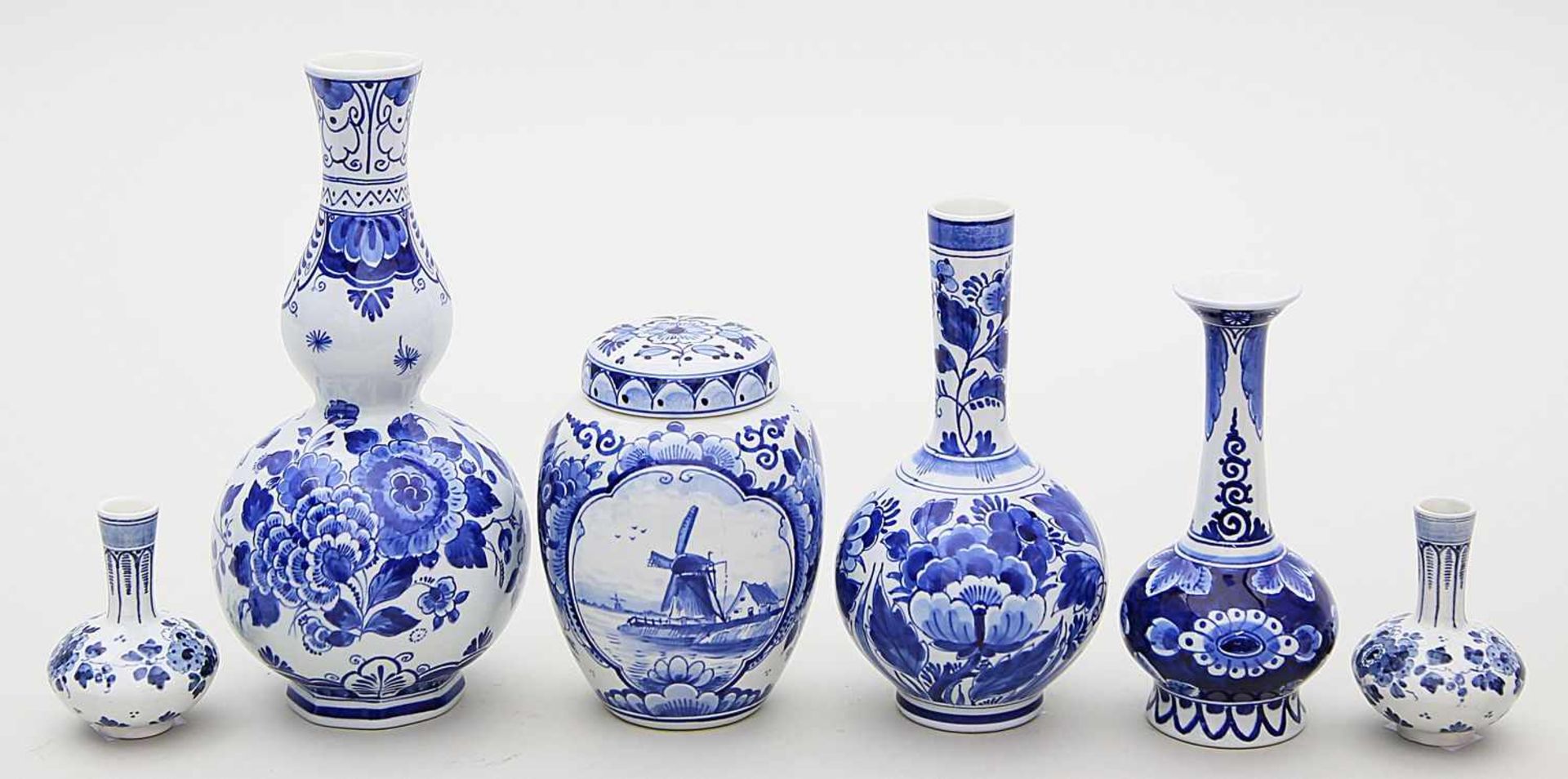 Fünf Vasen und Teedose, Delft.Fayence. Verschiedene Formen und Bemalungen in Unterglasurblau.