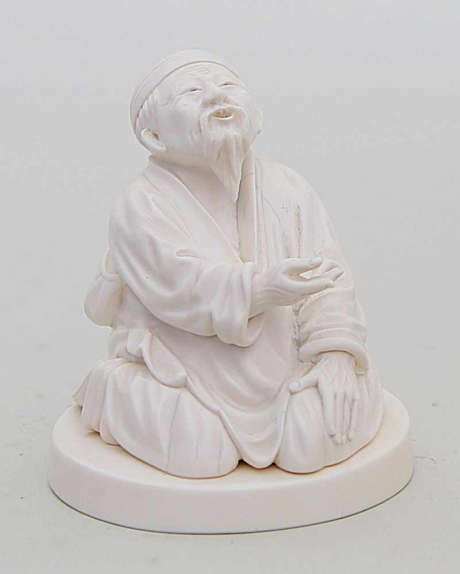 Skulptur eines sitzenden Bettlers.Elfenbein, vollplastisch geschnitzt. Äußerst qualitätvolle und