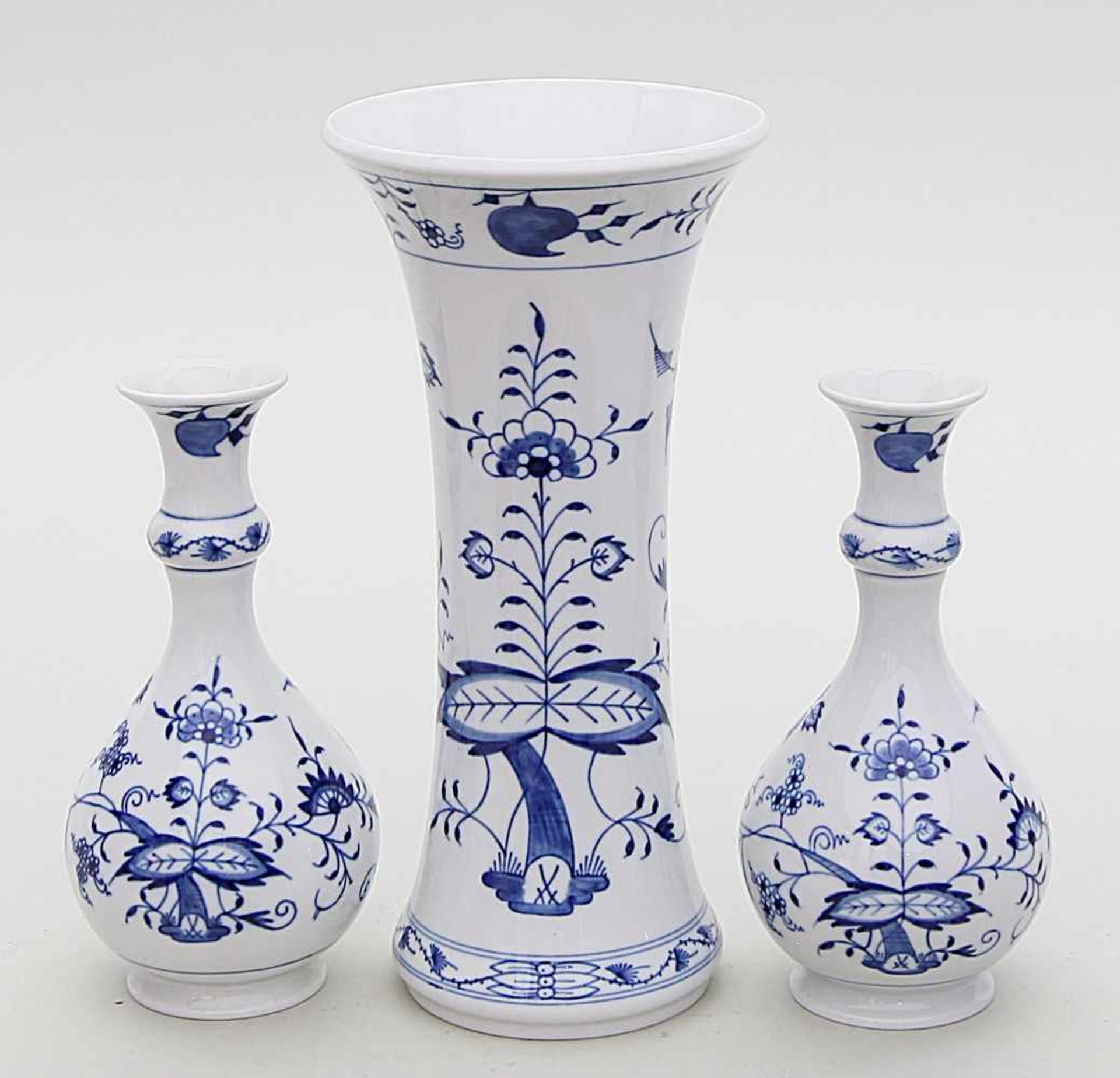 3 Vasen, Meissen,"Neuer Ausschnitt". Zwiebelmuster. Div. Formen (1x Paar). Schwertmarke Meissen, 20.