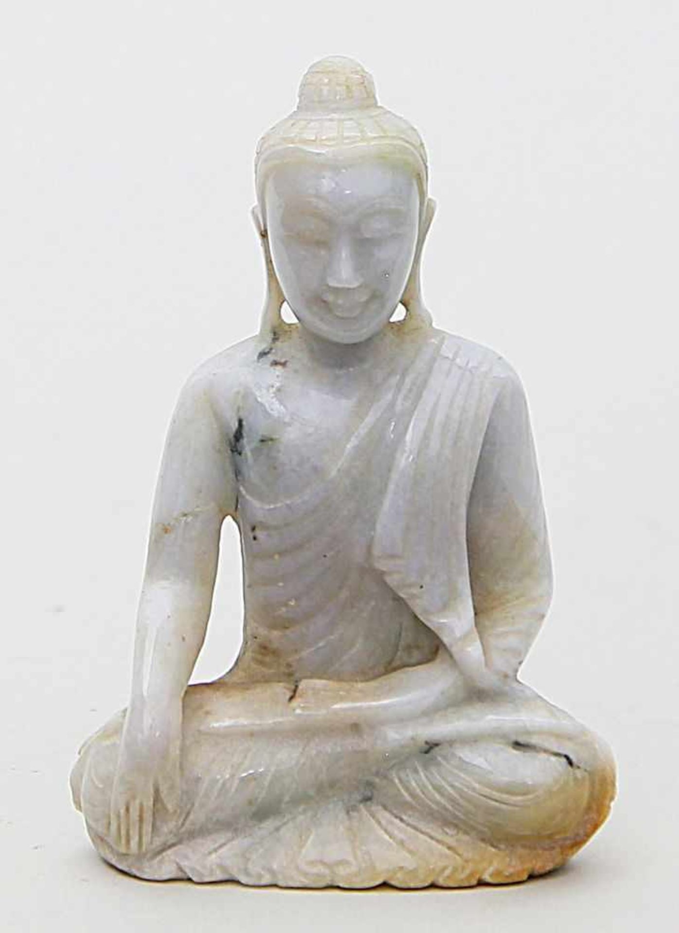 Buddha "Bhumisparsa Mudra".Jade vollplastisch gearbeitet. Burma. H. 10 cm.