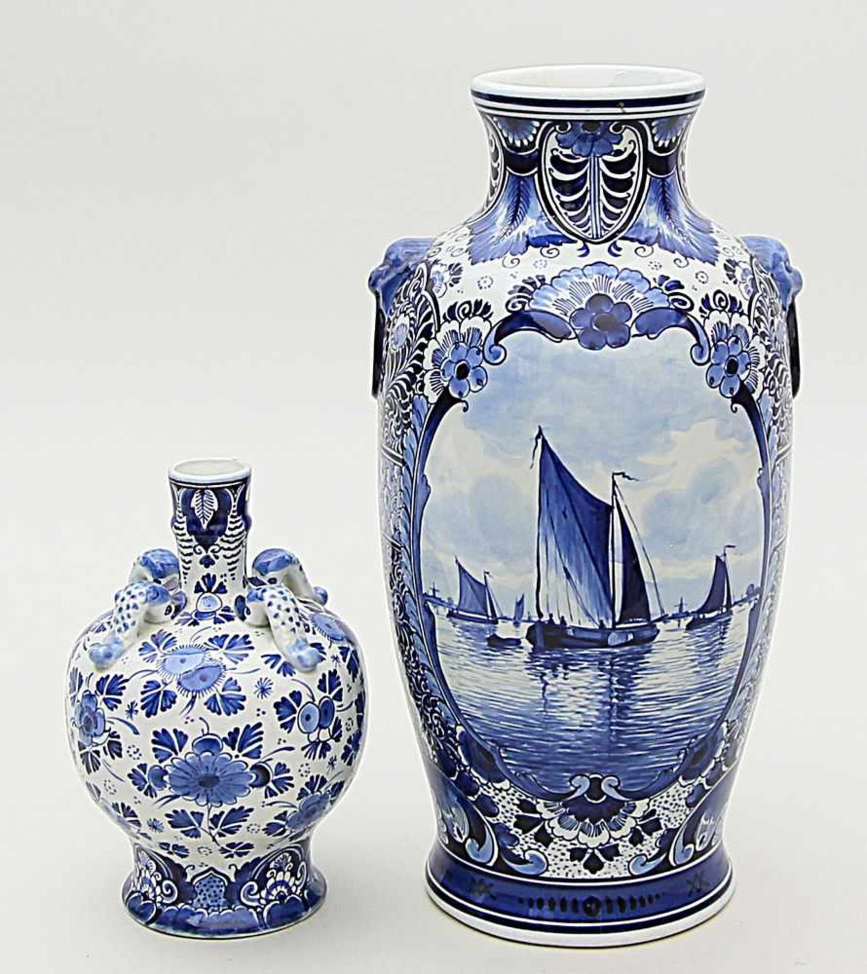 Zwei Vasen, Delft.Fayence. Verschiedene Formen, einmal mit seitlich reliefierten Löwenköpfen (Hals