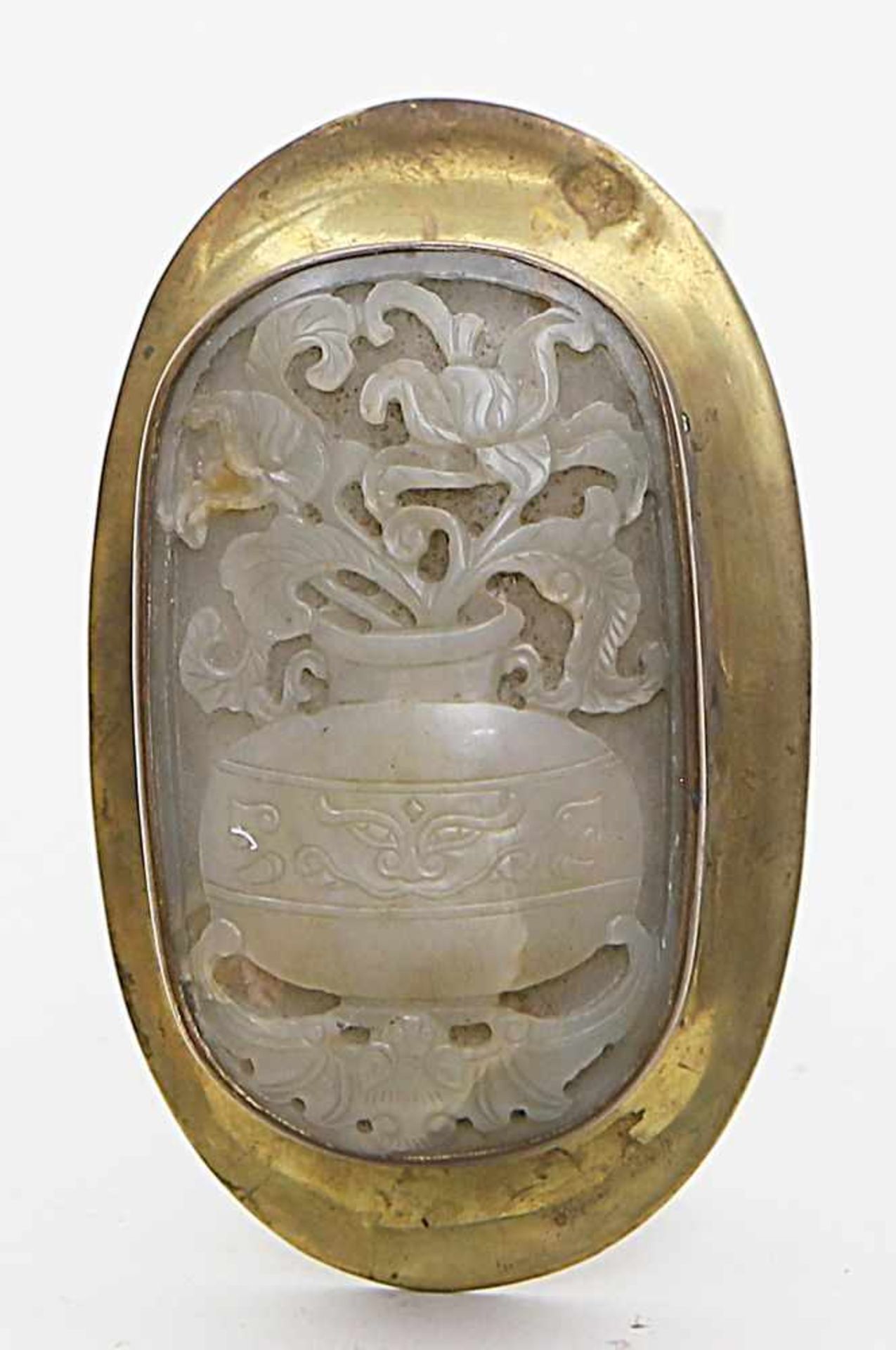 Jadeplakette,als Deckel in Messingdose. Geschnitzte Darstellung in Form von Blumen in Vase und