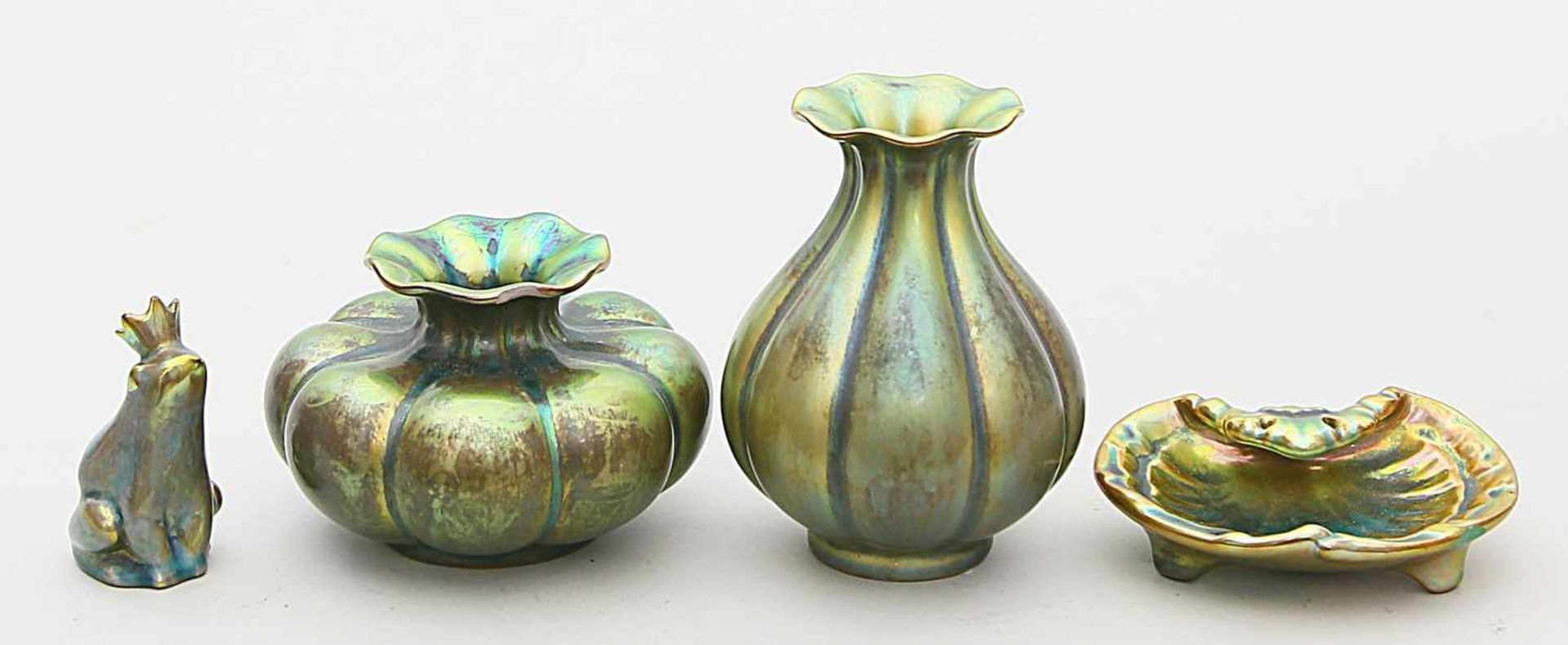 Zwei Vasen, Froschkönig und Muschelschale, Zsolnay.Keramik mit lüstrierender Eosinglasur in Grün-