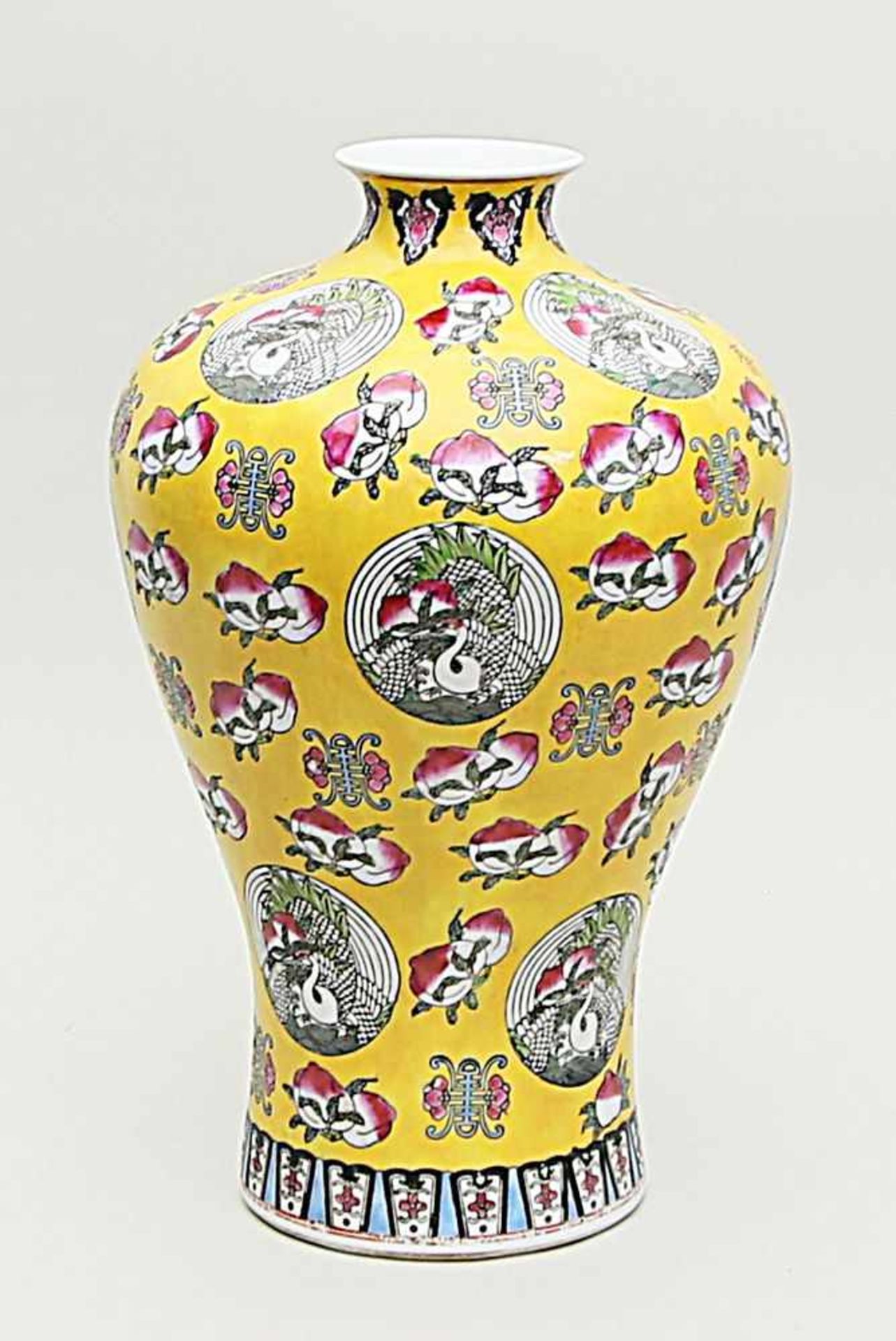 Große Meiping-Vase.Porzellan. Gelber Fond mit Bemalung von Pfirsichen, Bandwerk, Phönixen in