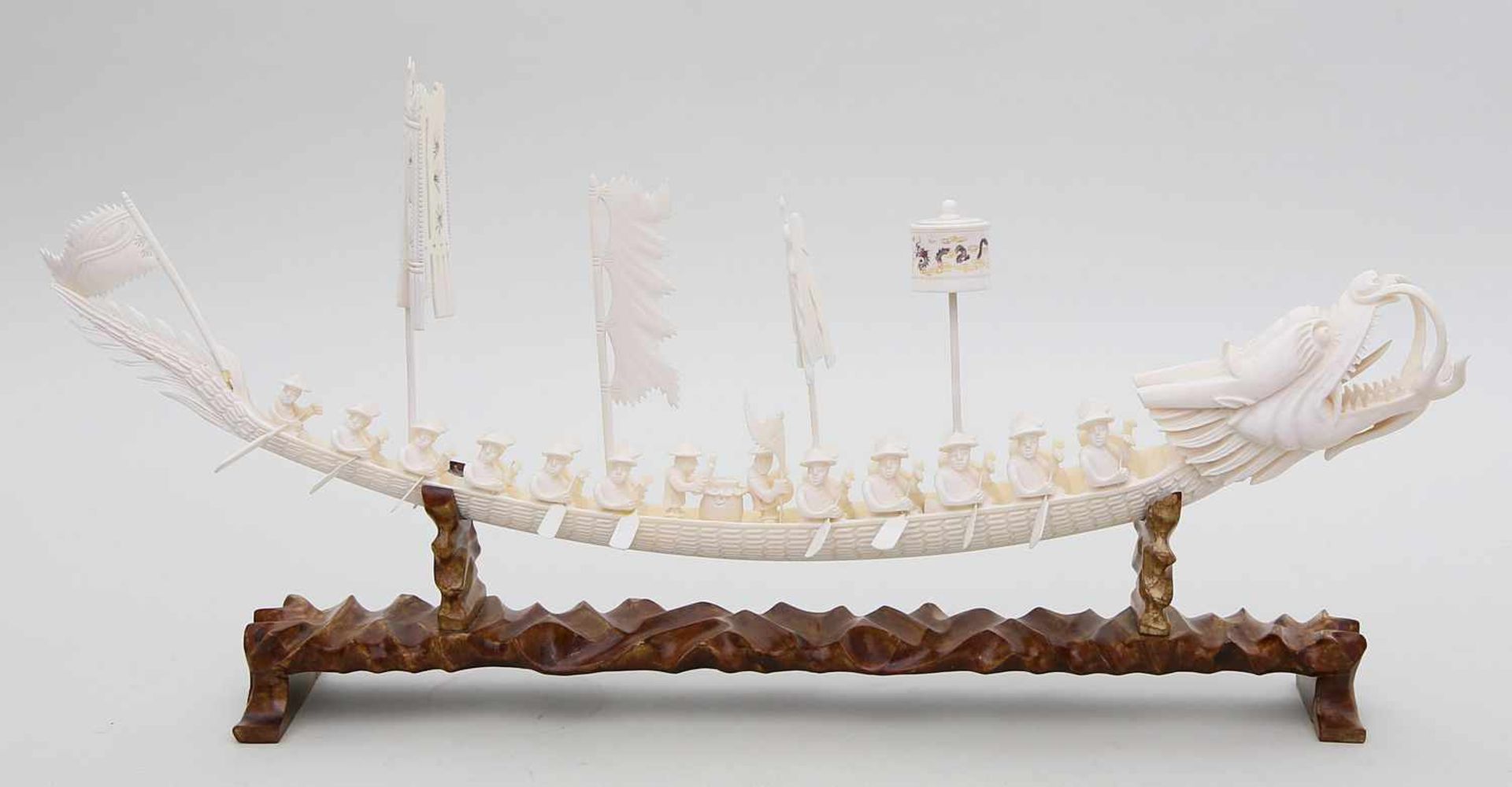 Große Skulptur "Drachenboot".Elfenbein, vollplastisch geschnitzt. Boot mit 23 Figuren und Aufbauten. - Bild 2 aus 2