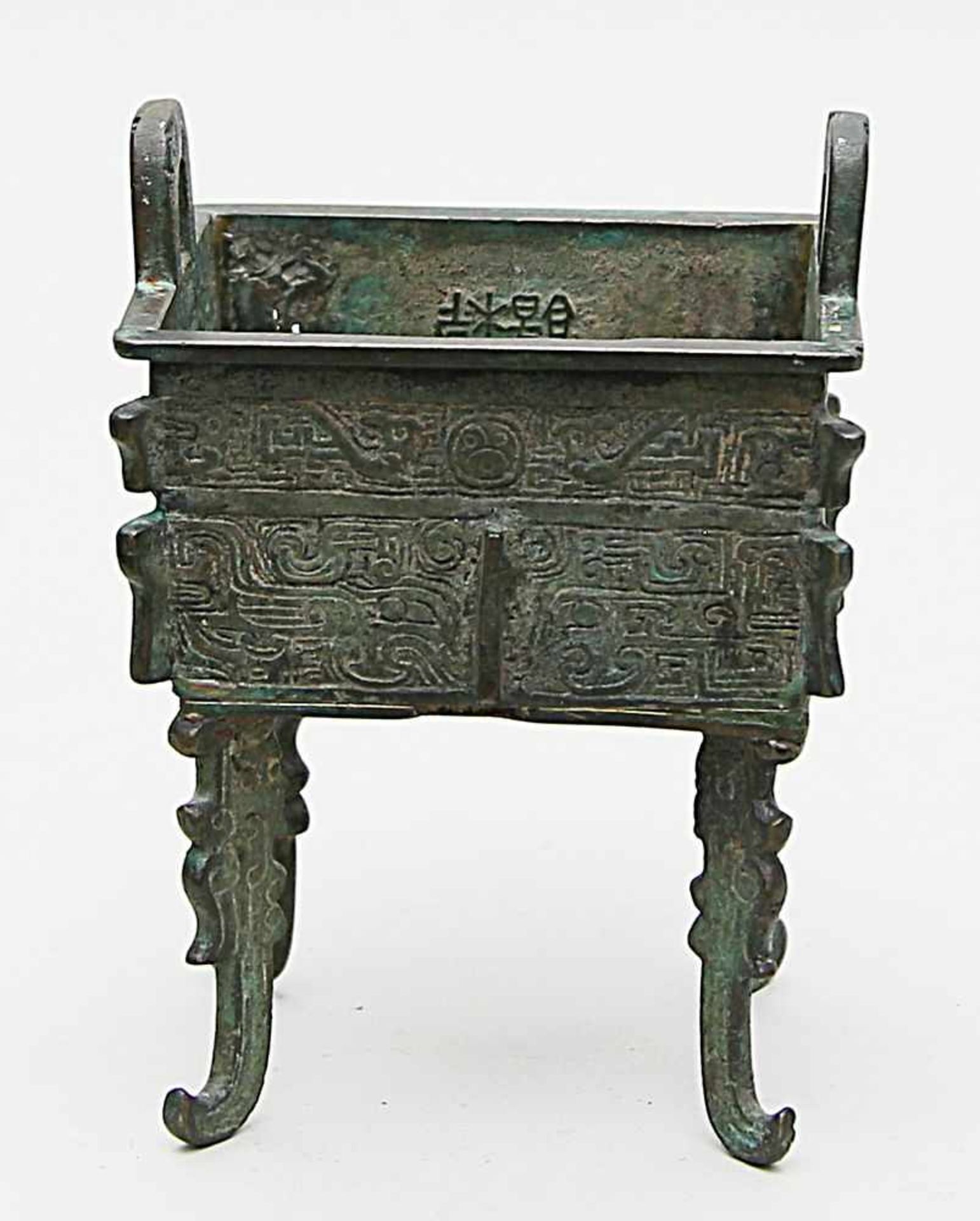 "Fangding" im archaisierenden Stil.Bronze mit stark oxidierter Oberfläche, 1.282 g. Wandung mit
