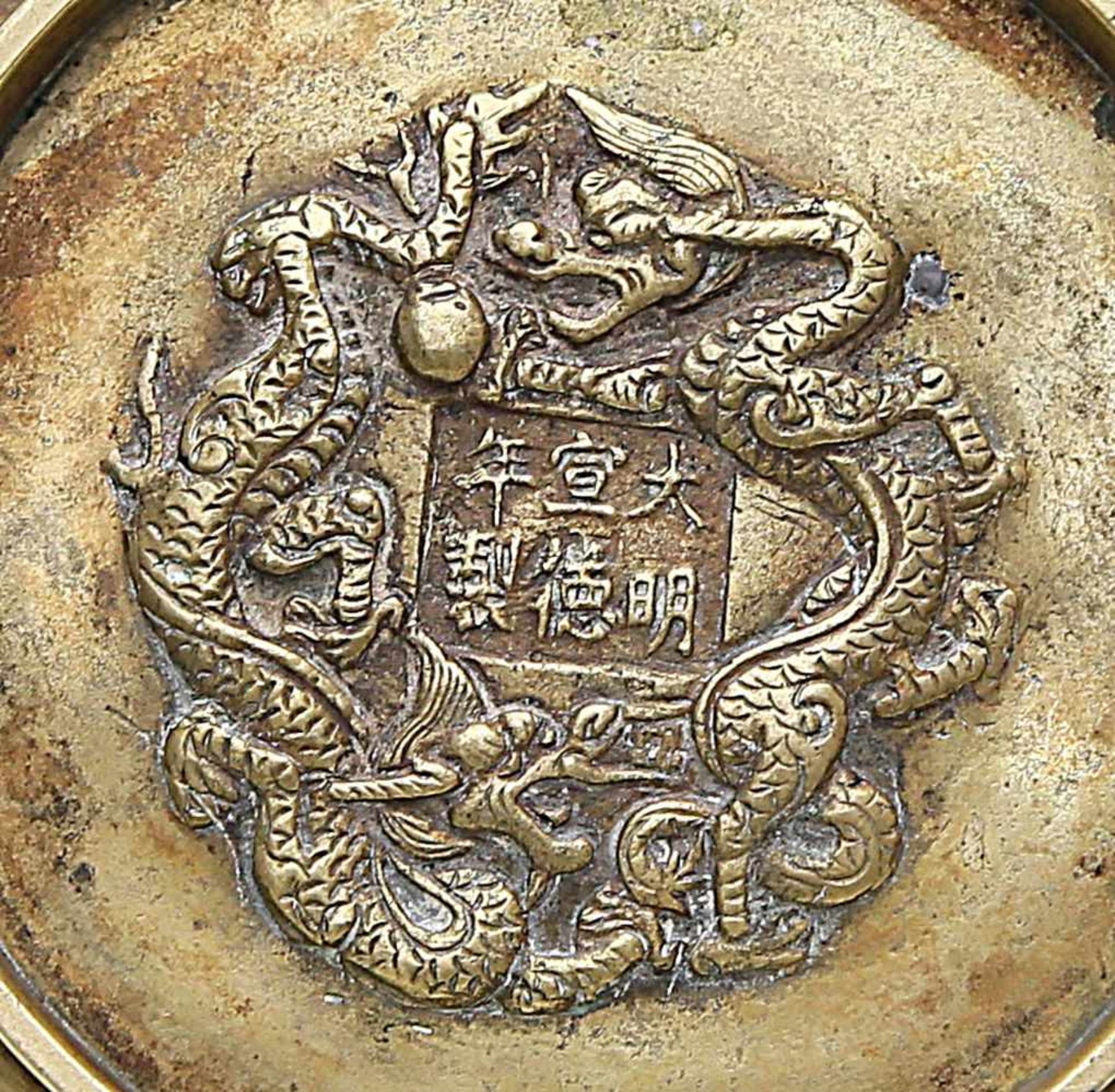 Weihrauchbrenner.Bronze, 624 g. Runde Form mit seitlichen Löwenköpfen. Boden mit gegossener, - Bild 2 aus 2