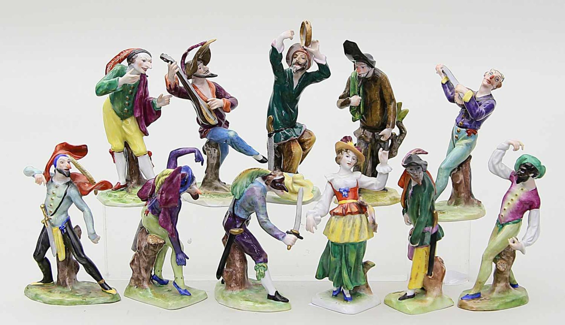 Elf Skulpturen der "Commedia dell'arte", Volkstedt.Unterschiedliche Darstellungen. Bunt bemalt.