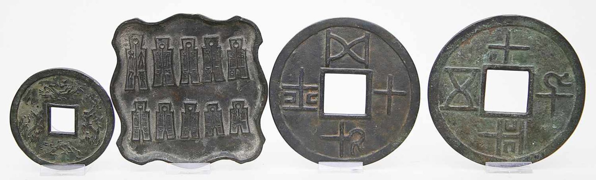Ablage mit 10 messerartigen Münzen und drei große Münzen.Bronze mit Alterspatina und Reliefdekor.