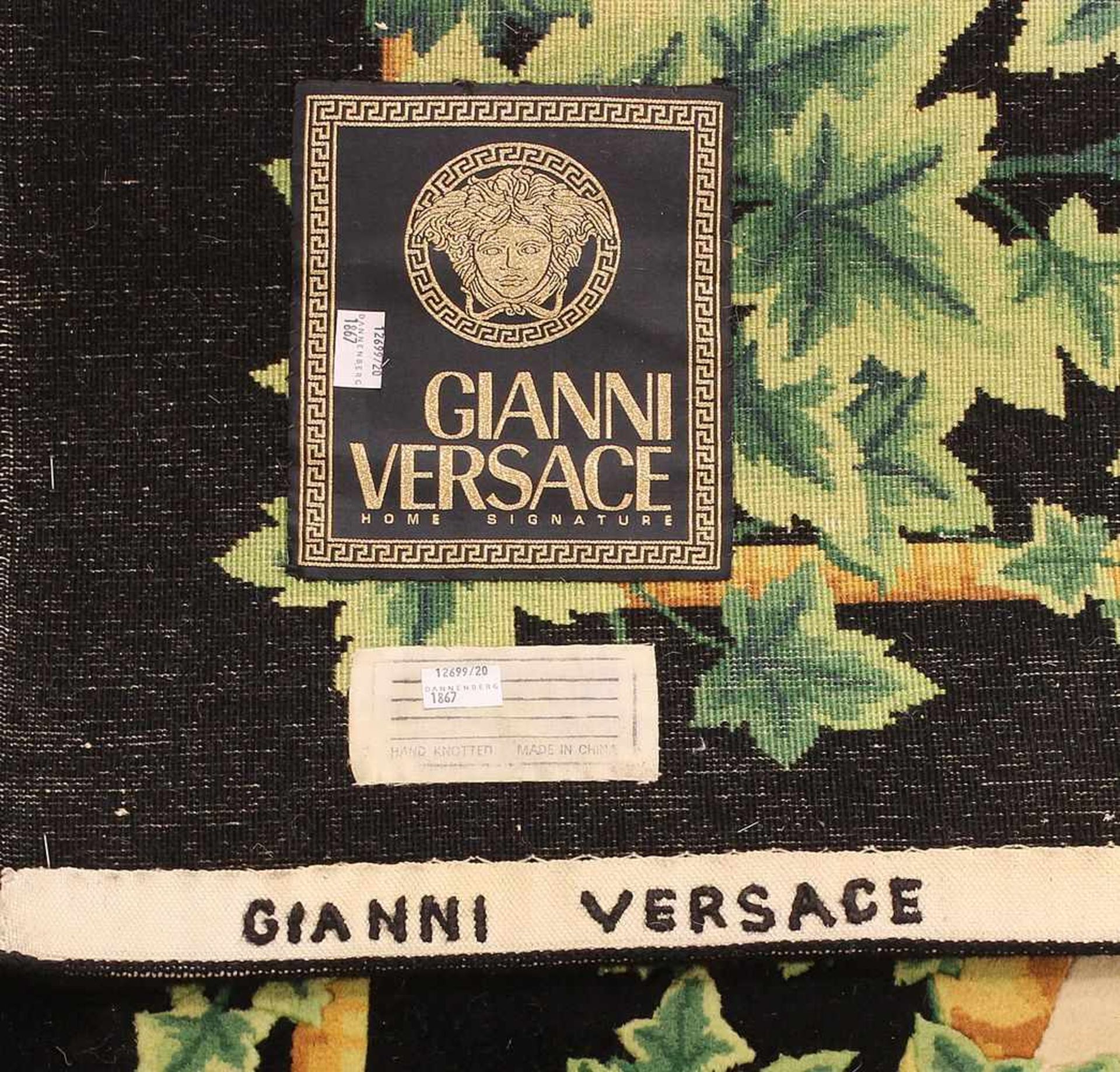 Versace, GianniTeppich im Aubousson-Stil. Original-Etikett Gianni Versace, sign. und bez. Aelier - Bild 2 aus 2