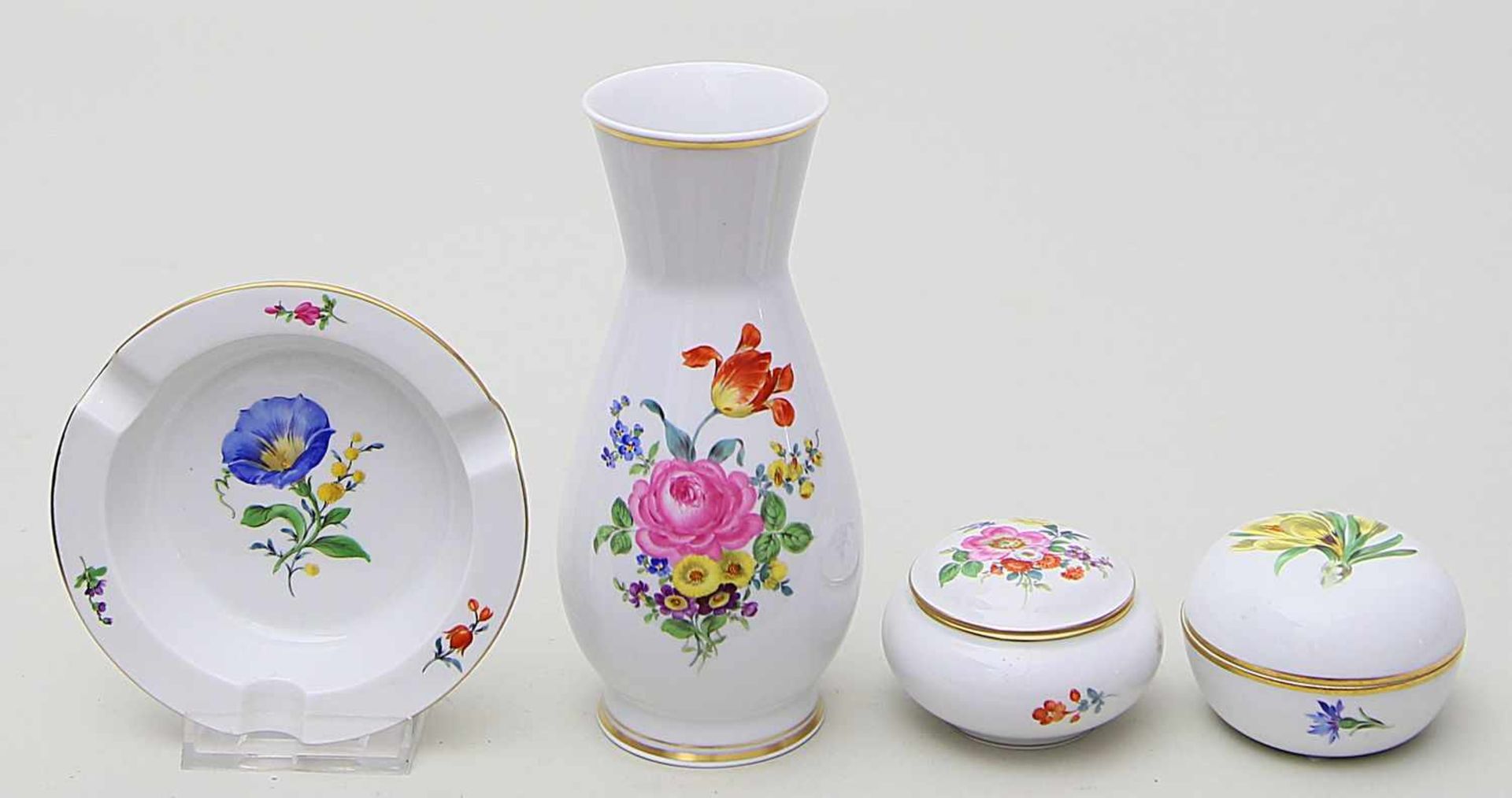 Vase, zwei Dosen und Ascher, Meissen.Verschiedene Formen und bunte Blumenmalereien. Schwertermarke